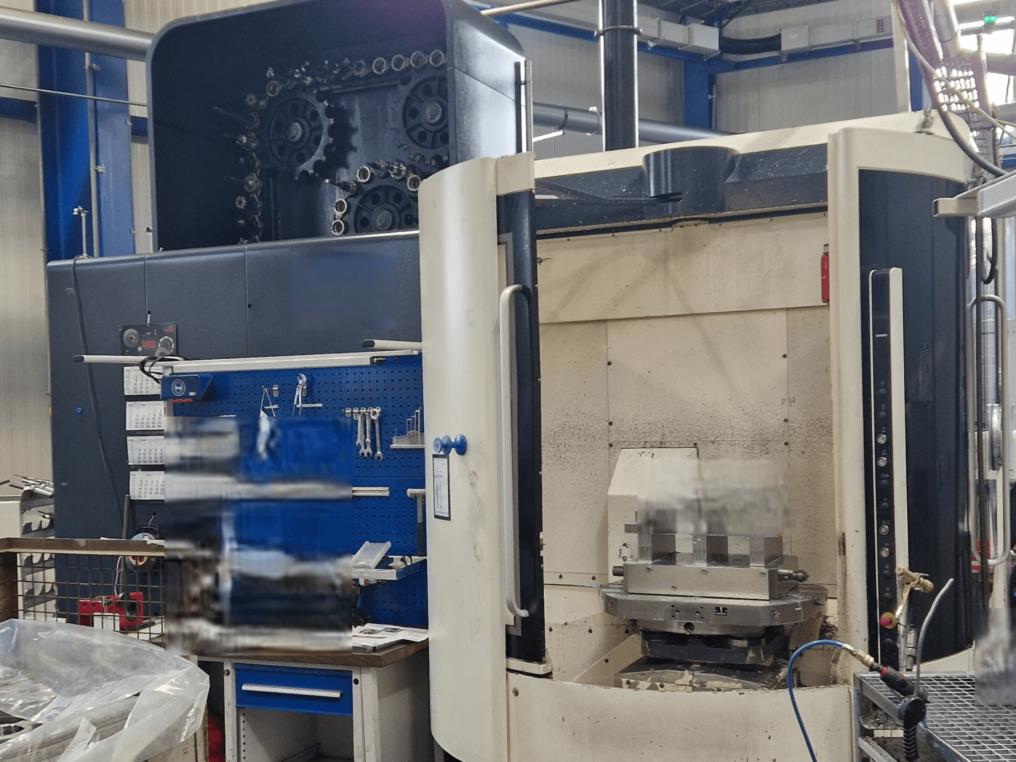 Centro de maquinação universal DMG DMC80U DuoBlock, vista frontal, mostrando o painel de controlo e a área de trabalho com acessórios de ferramentas.