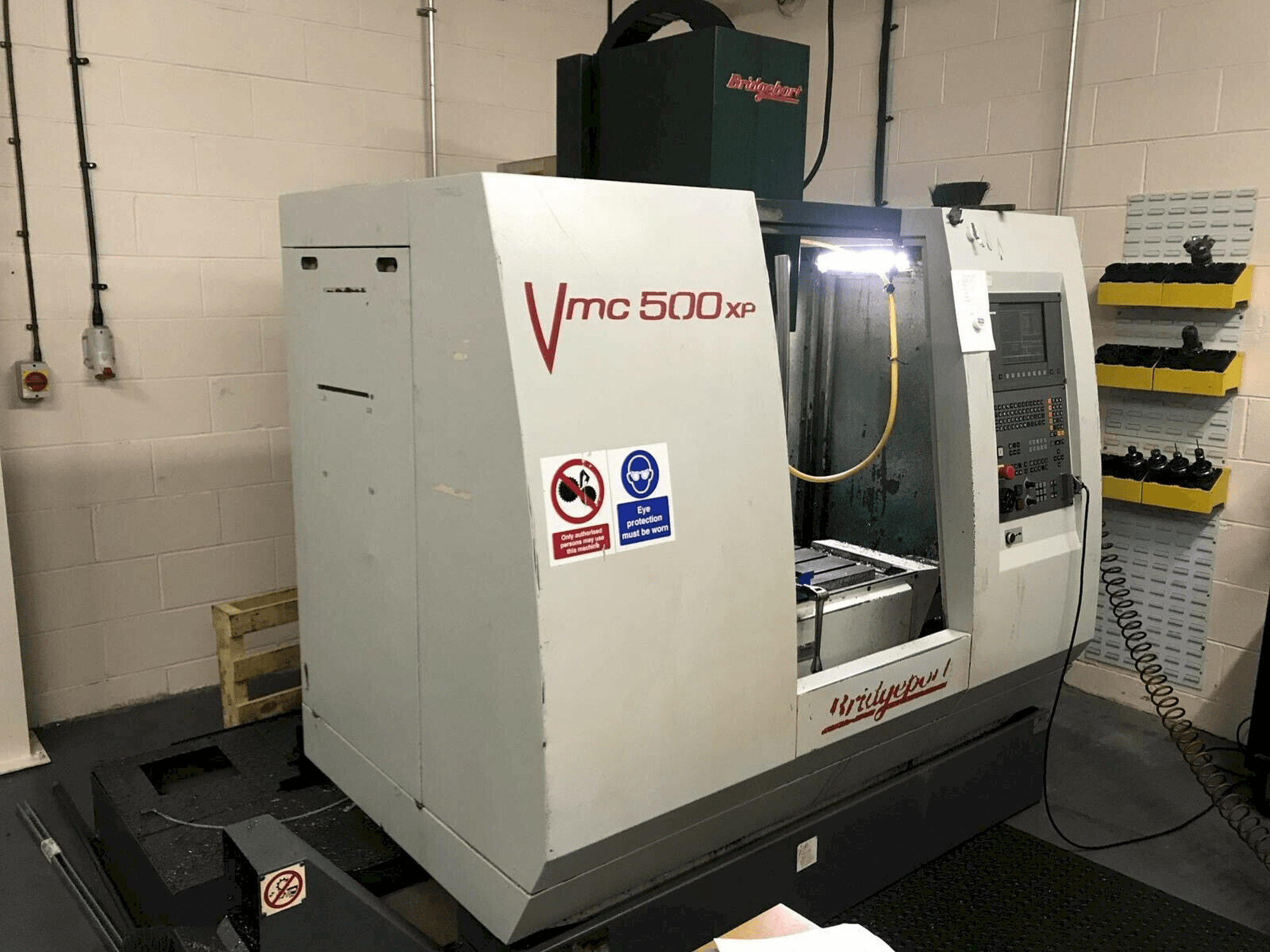 Vista Frontal da Bridgeport VMC 500 XP máquina