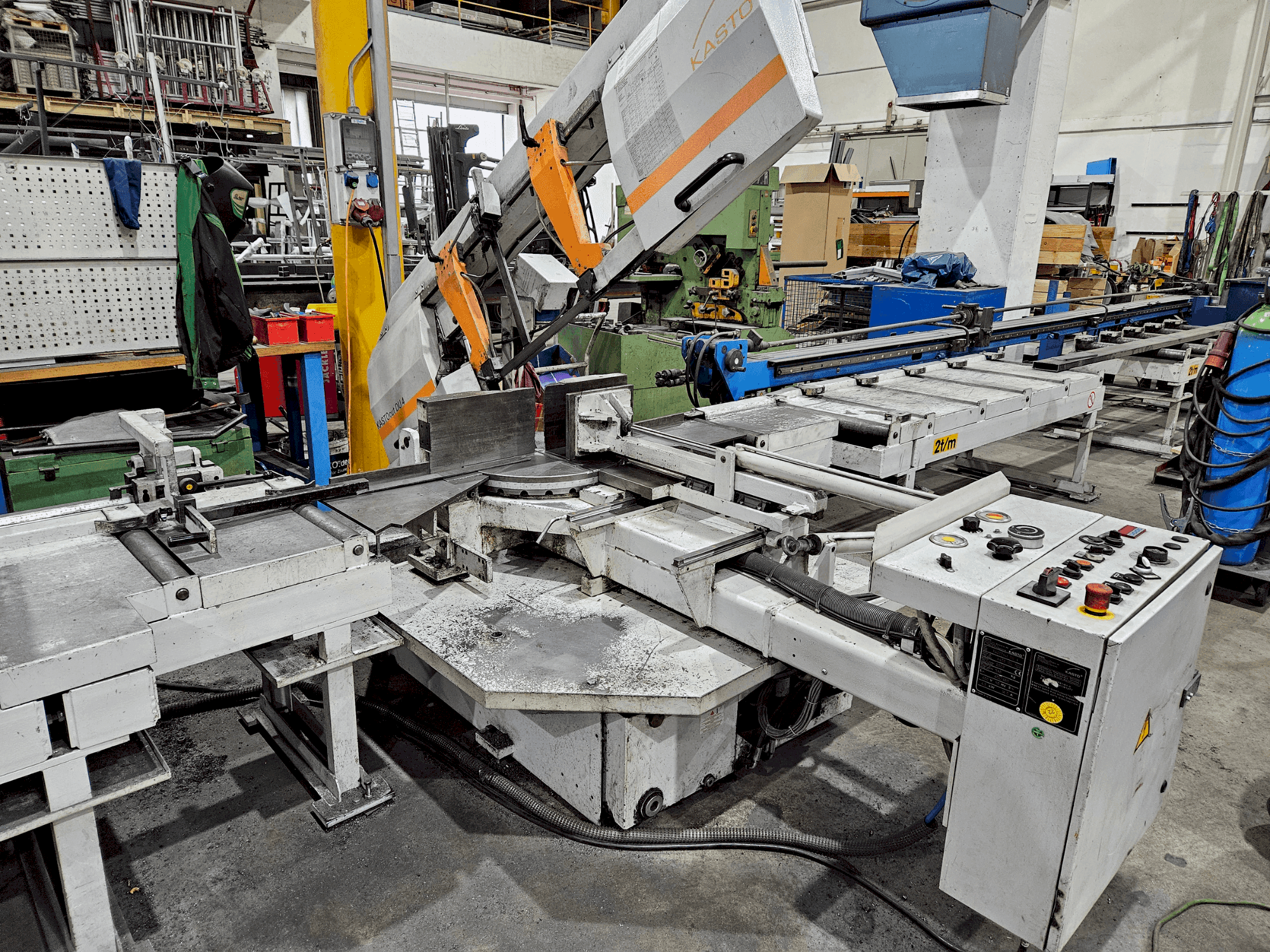 Vista Frontal da KASTO cut DU 4 máquina