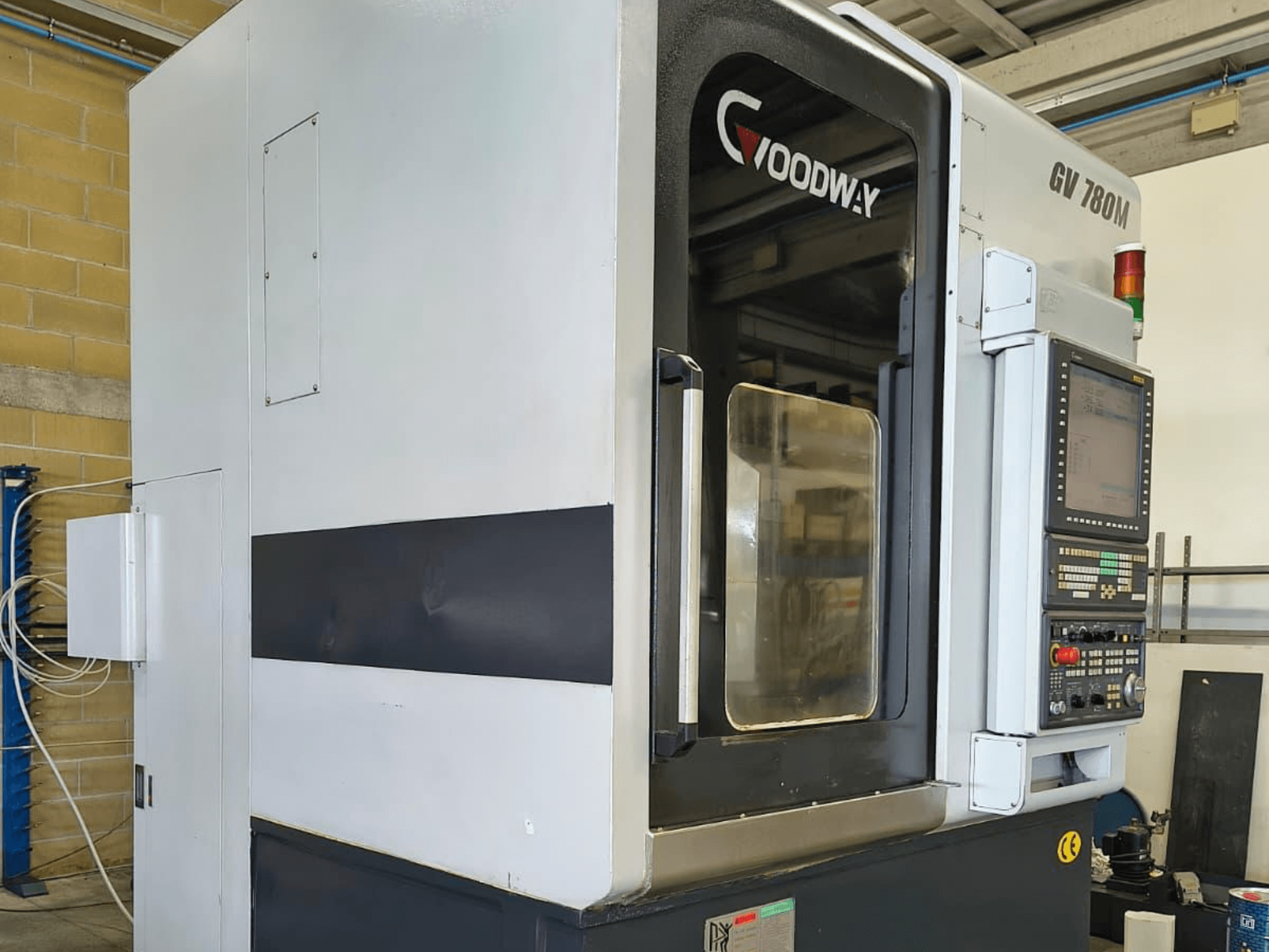 Virador vertical Goodway GV 780 M, vista lateral, mostrando o painel de controlo, as caraterísticas de segurança e o design exterior limpo.