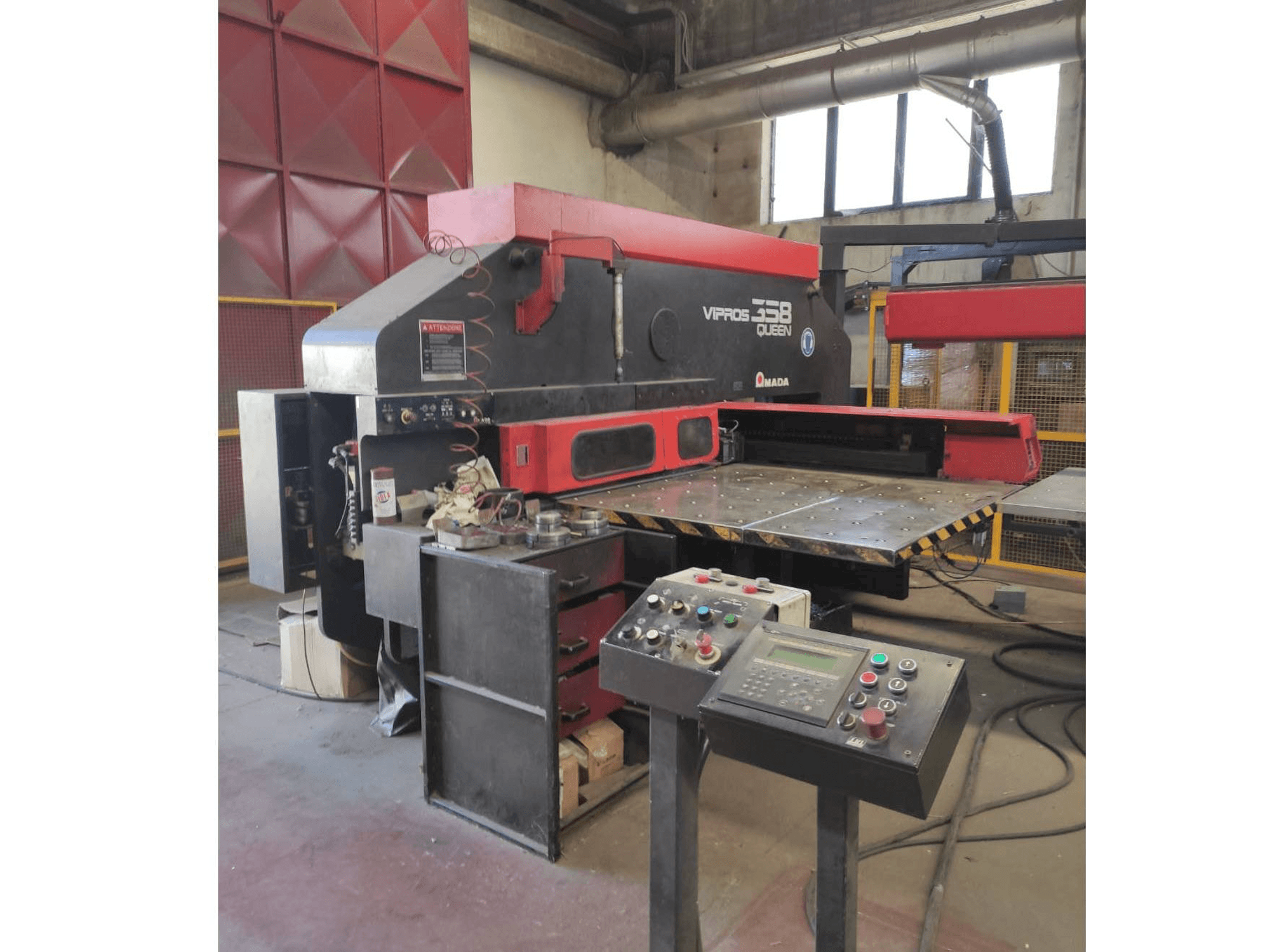 Vista Frontal da AMADA VIPROS 358 máquina