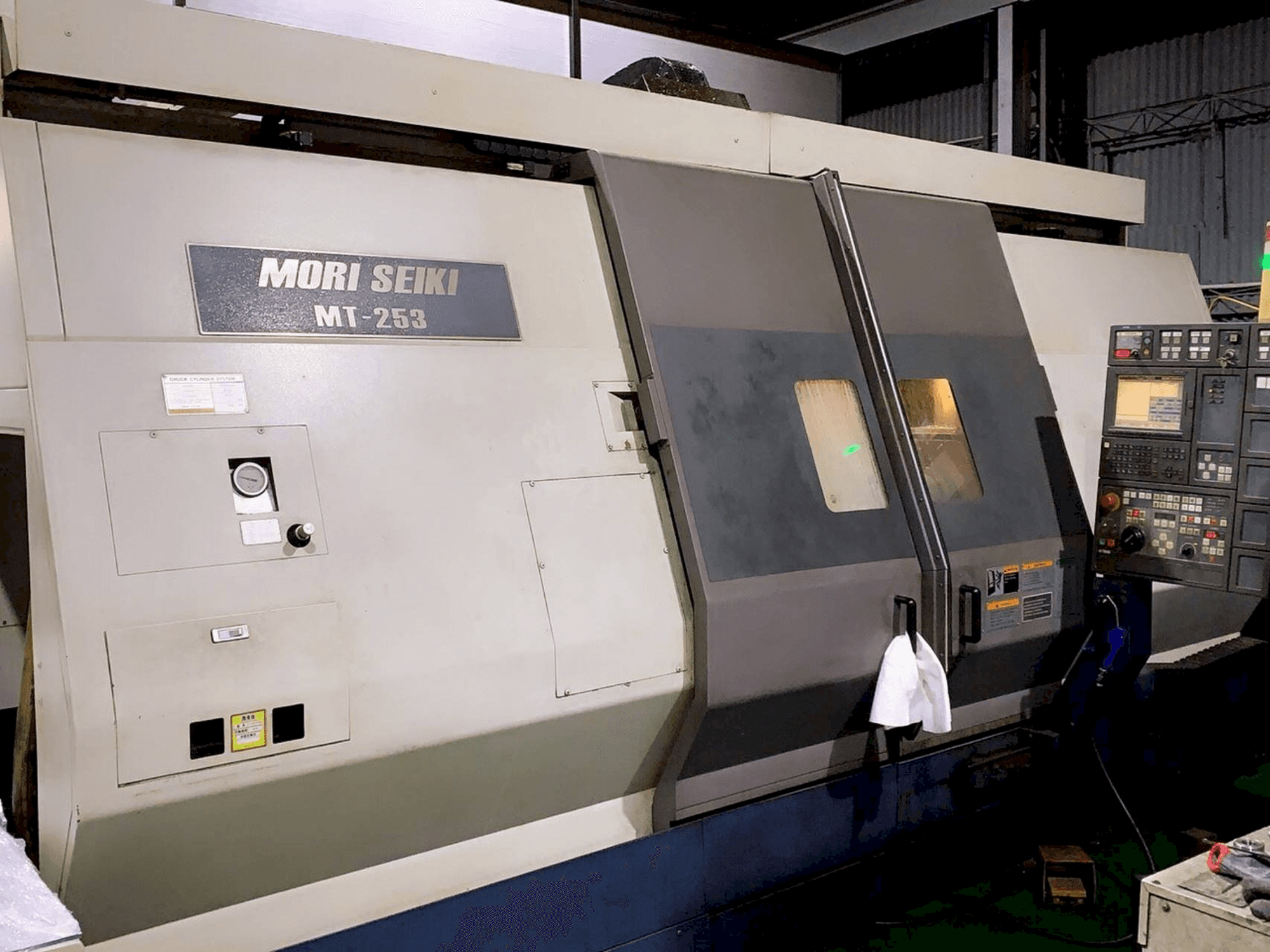 Vista Frontal da MORI SEIKI MT 253 S máquina