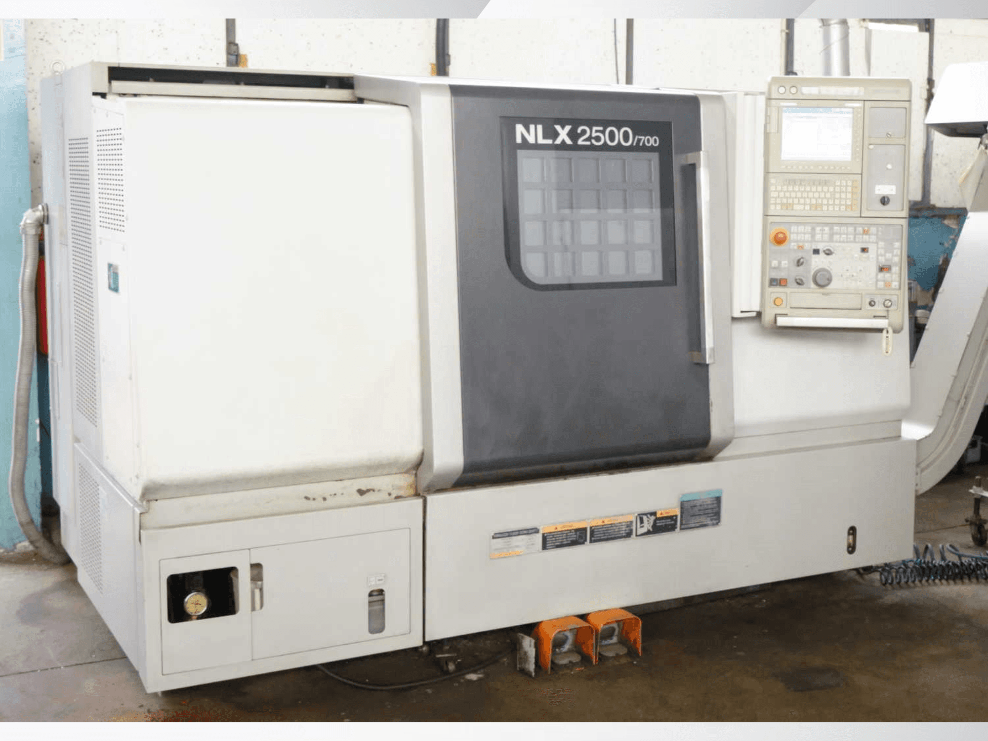 Torno horizontal DMG MORI NLX 2500/700, vista frontal que mostra o painel de controlo e as características da máquina.