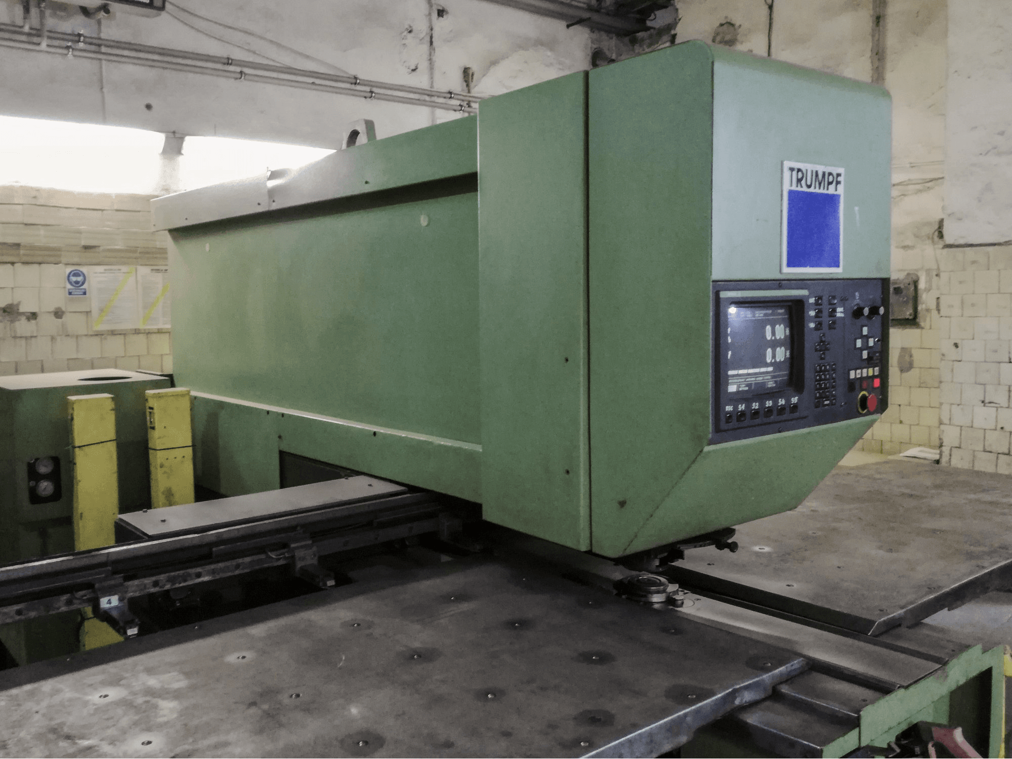 Vista Esquerda da Trumpf Trumatic 235 máquina