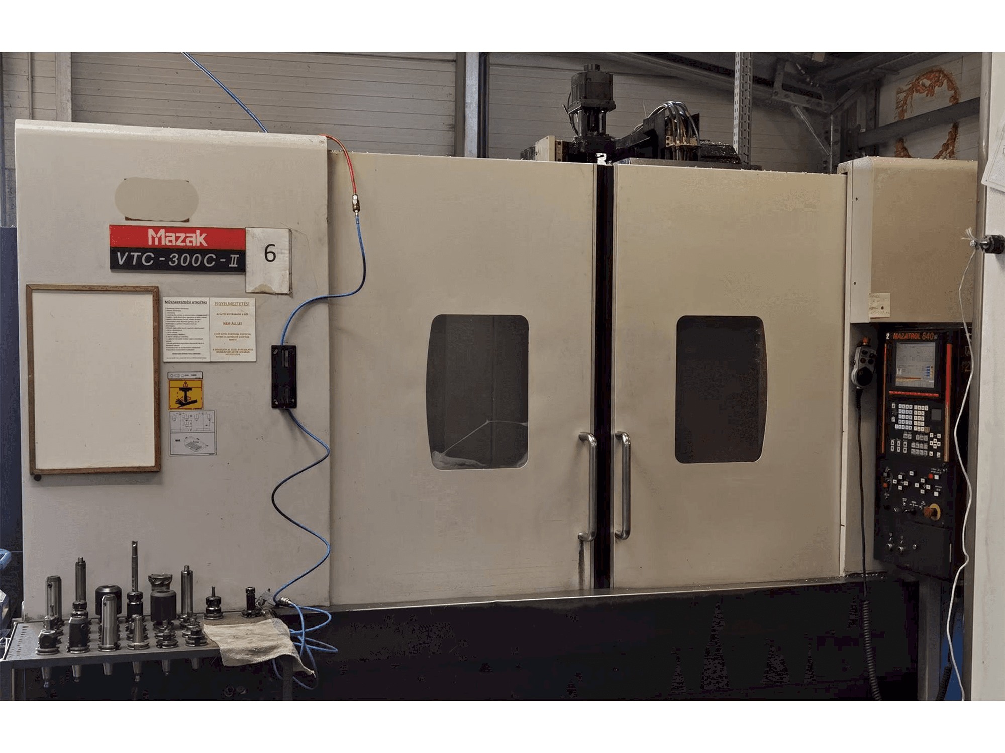 Vista Frontal da Mazak VTC 300 C II máquina