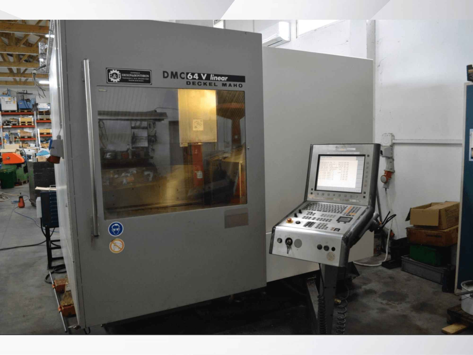 DMG DECKEL MAHO DMC 64V Centro de maquinação vertical linear, vista frontal mostrando o painel de controlo e o espaço de trabalho.