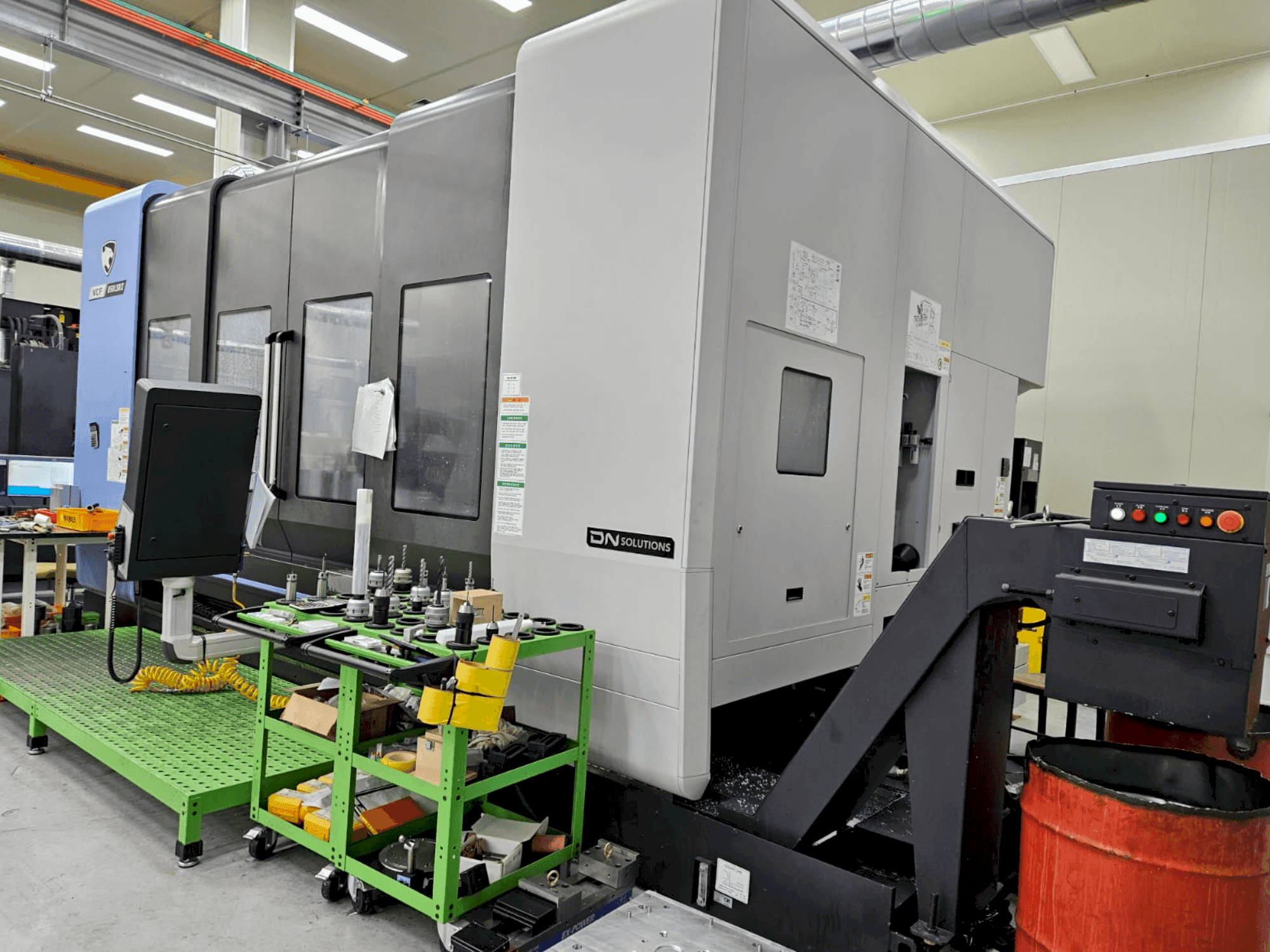 Vista Frontal da DN SOLUTIONS VCF 850LSRII máquina