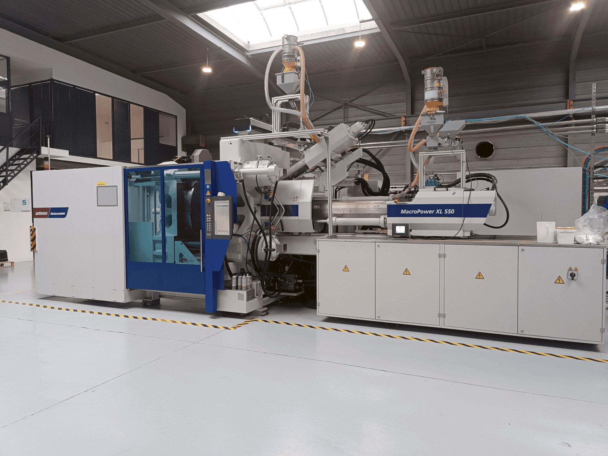 Vista Frontal da Battenfeld MacroPower 550XL 2250H-350S 3K máquina