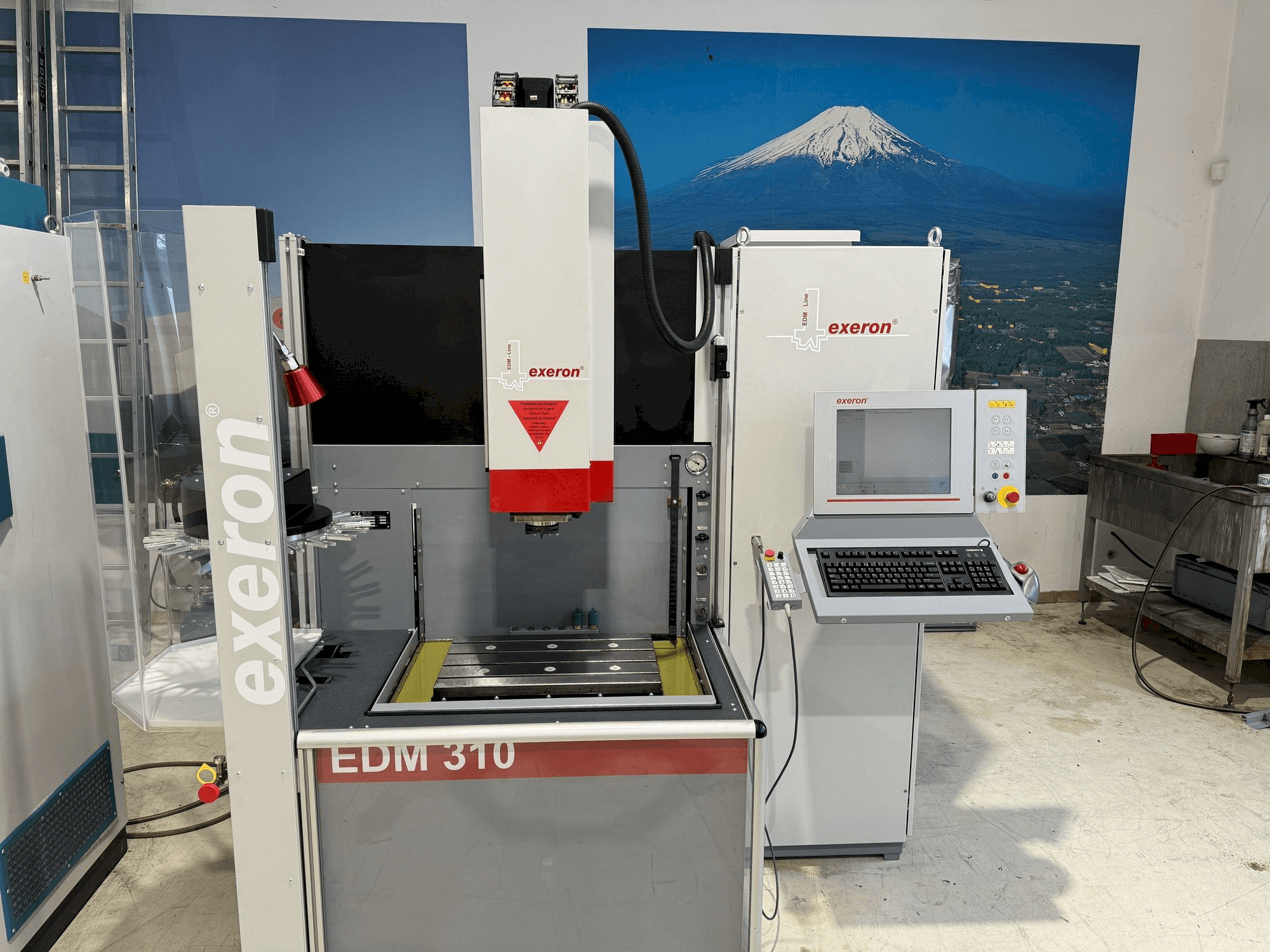 Vista Frontal da Exeron EDM 310 MF 20 máquina