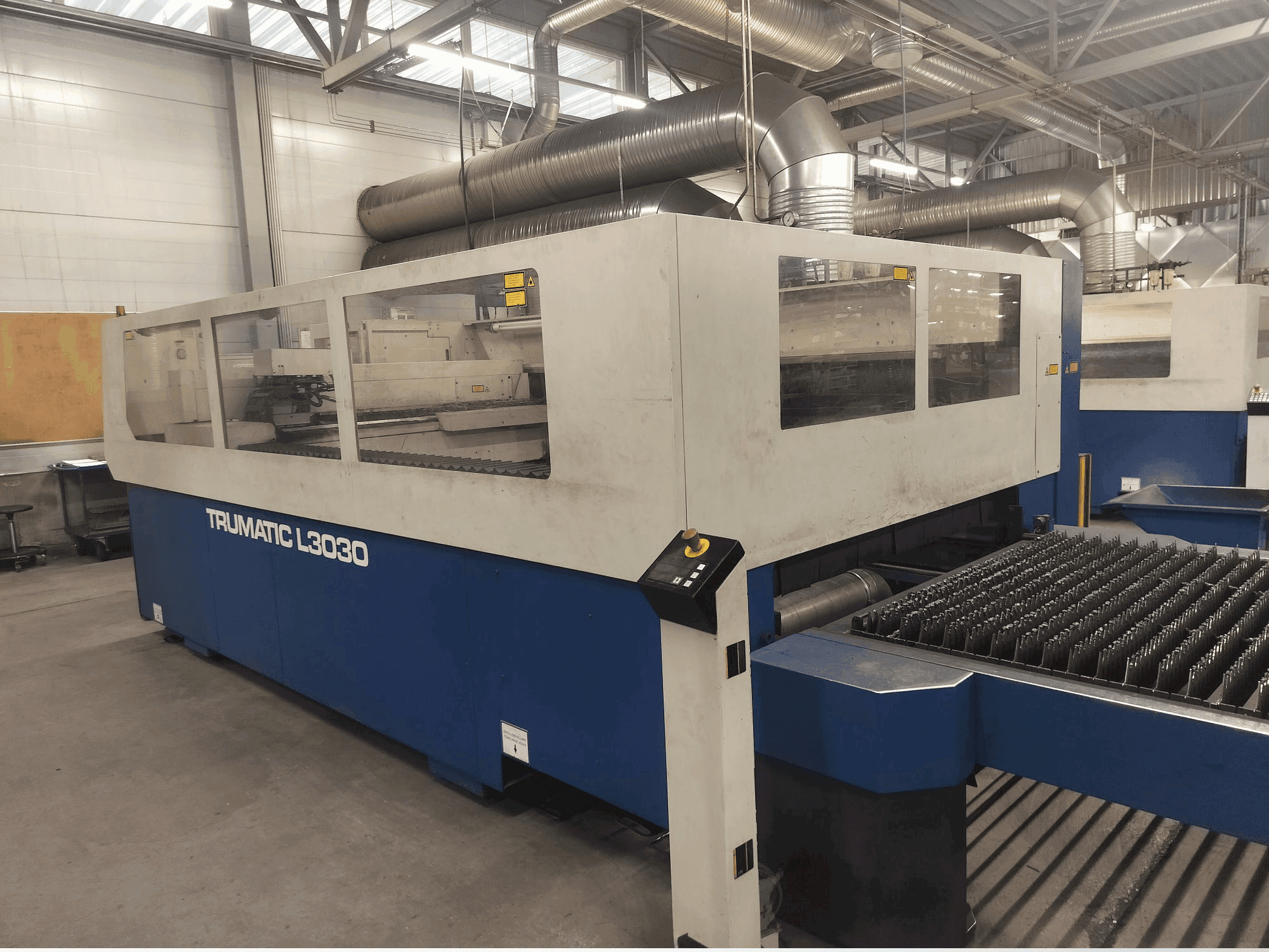 Vista Frontal da TRUMPF Trumatic L3030 máquina