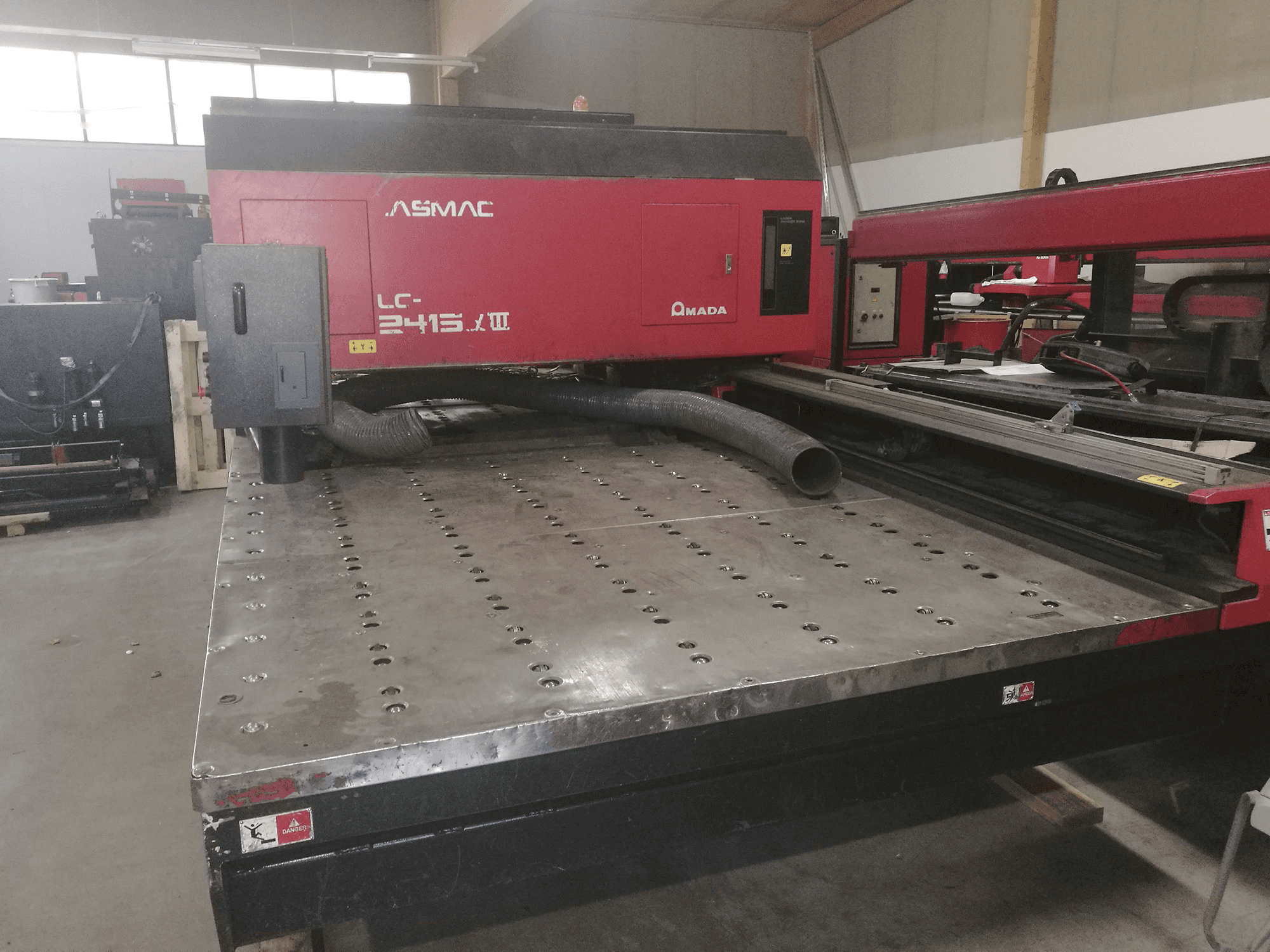 Vista Frontal da AMADA LC 2415 α3 máquina