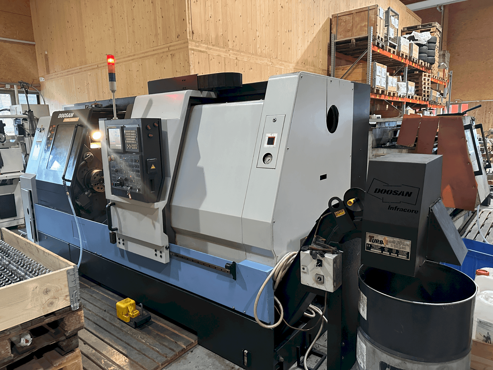 Vista Frontal da DOOSAN Puma 2500XLY máquina