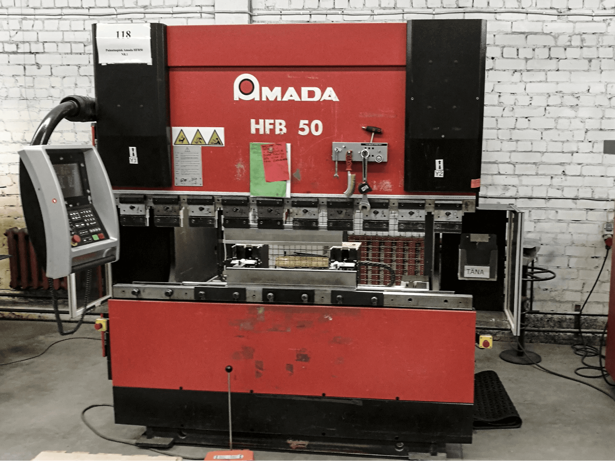 Vista Frontal da AMADA HFB 50 máquina