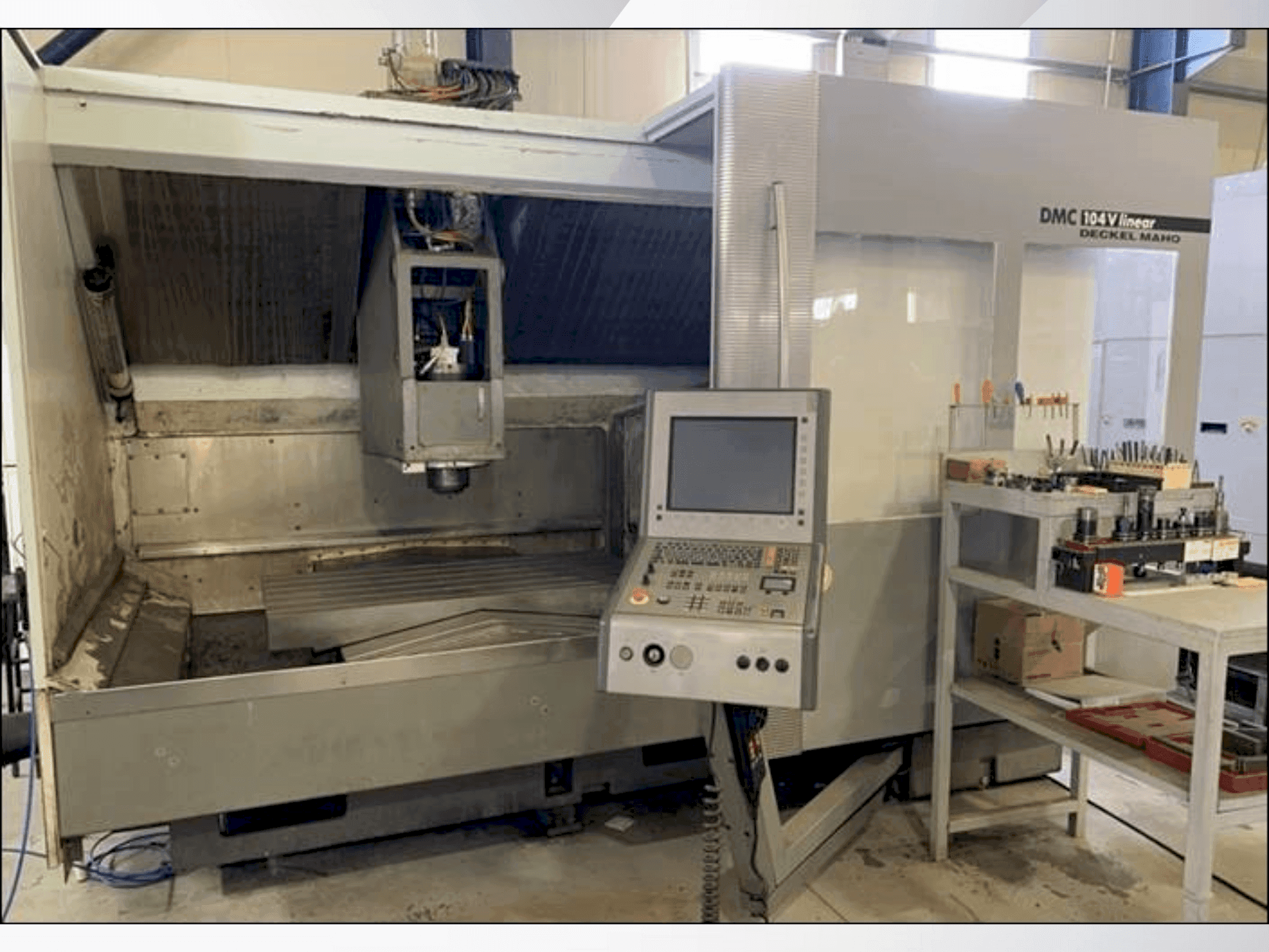 Vista Frontal da DECKEL MAHO DMC 104V Linear máquina