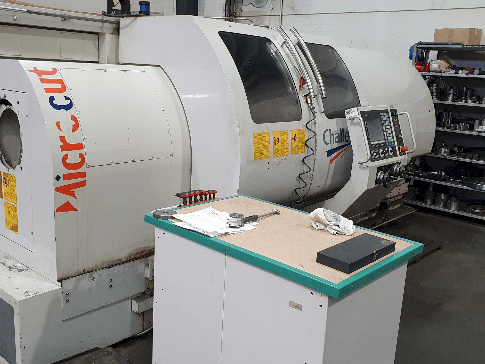 Vista Frontal da MICROCUT BNC-2280X máquina