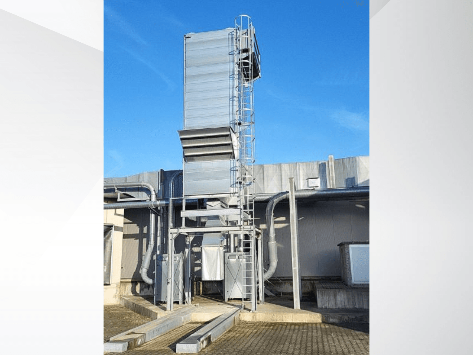 Máquina para madeira SCHUKO Solo-160-2323/30/182/BD vista de frente, mostrando a estrutura metálica e a escada de acesso.