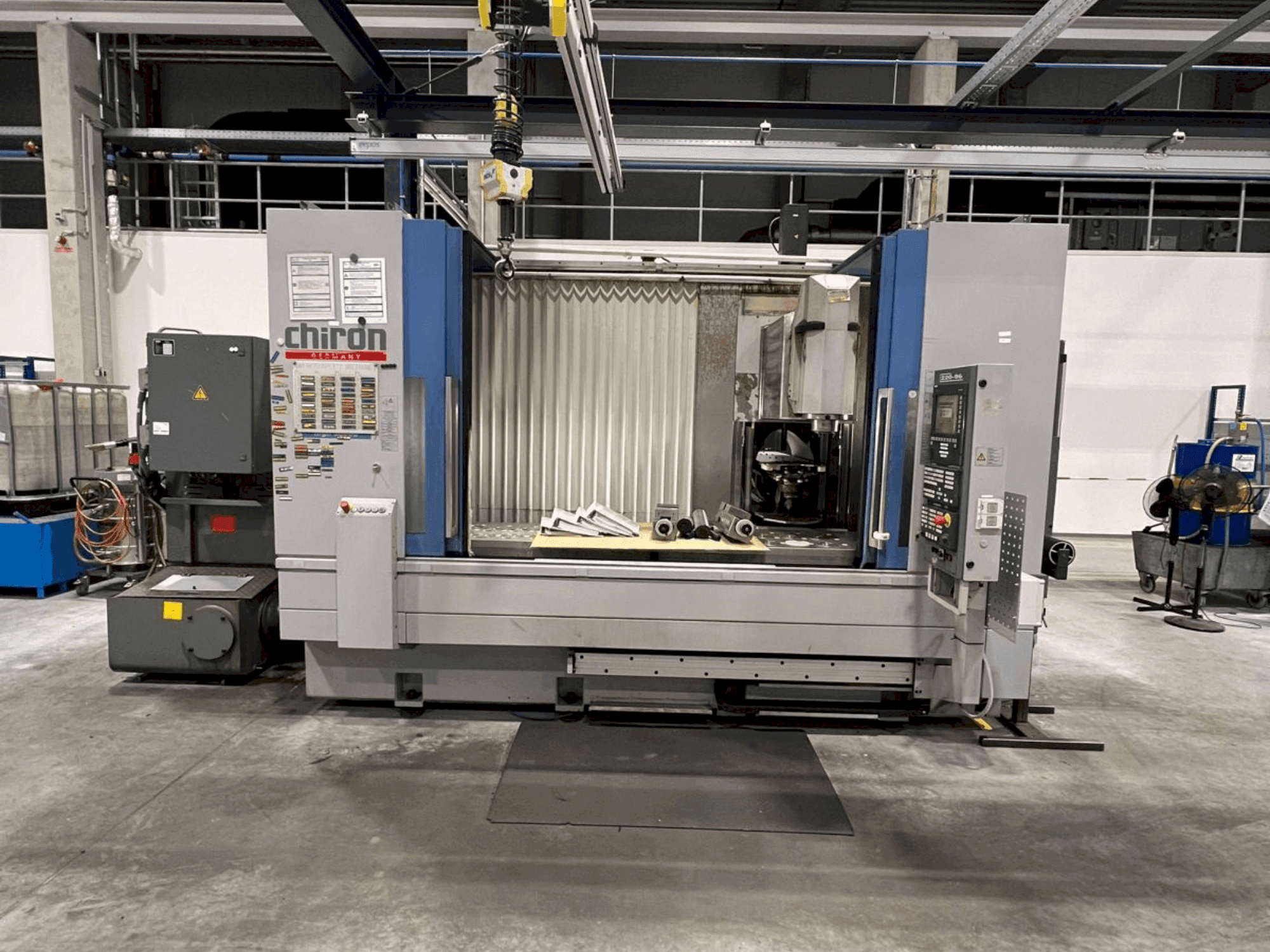 Vista Frontal da CHIRON Mill 2000 máquina