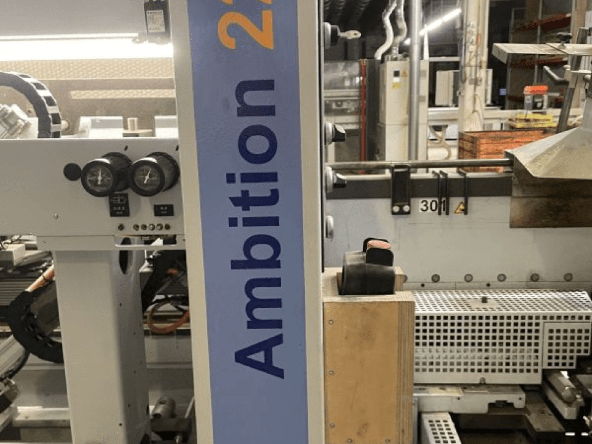 Vista frontal da coladeira de bordos HOMAG KAL 210 Ambition 2264, com mostradores, controlos e painel lateral com a marca.