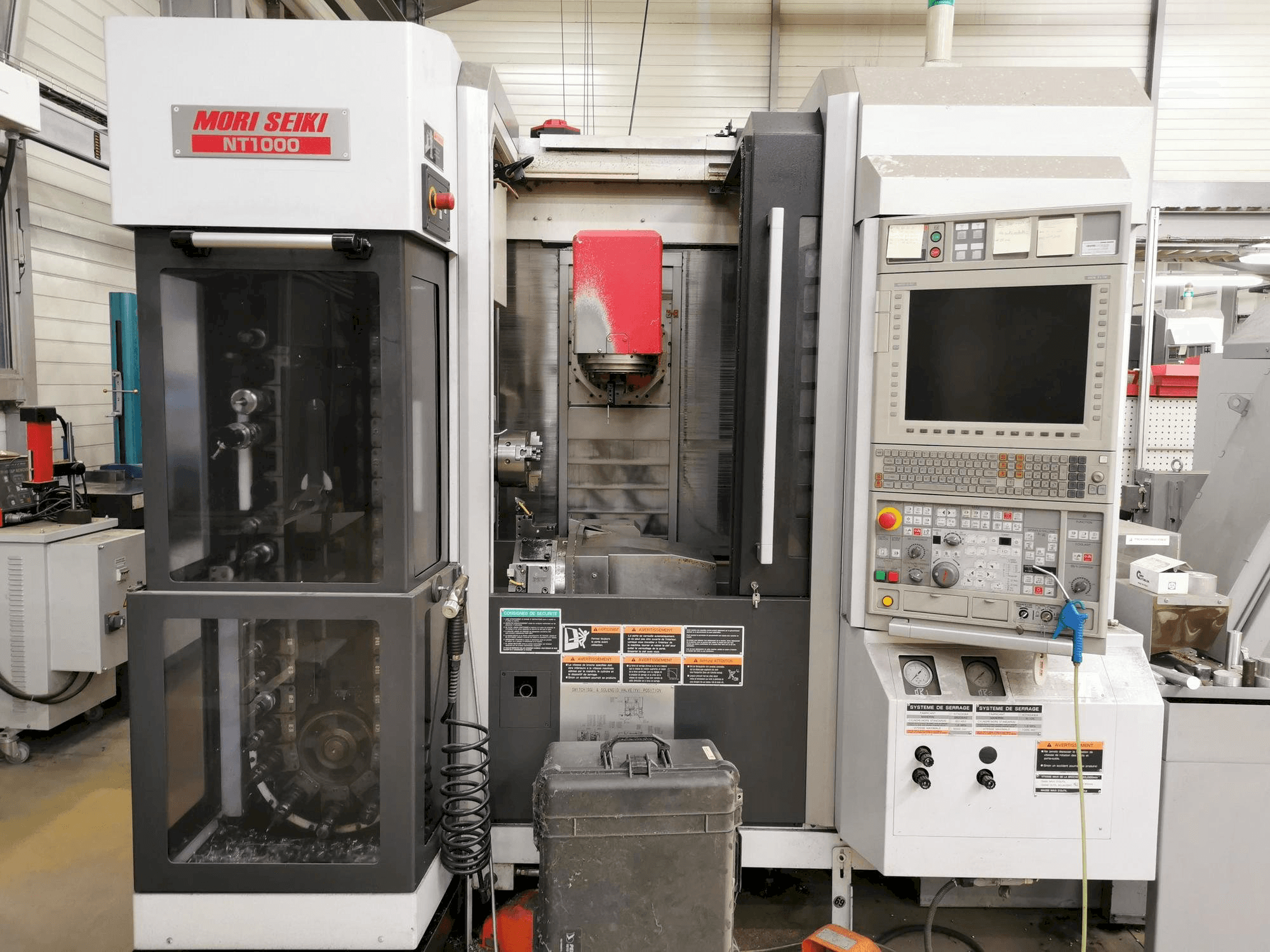 Vista Frontal da MORI SEIKI NT 1000 máquina