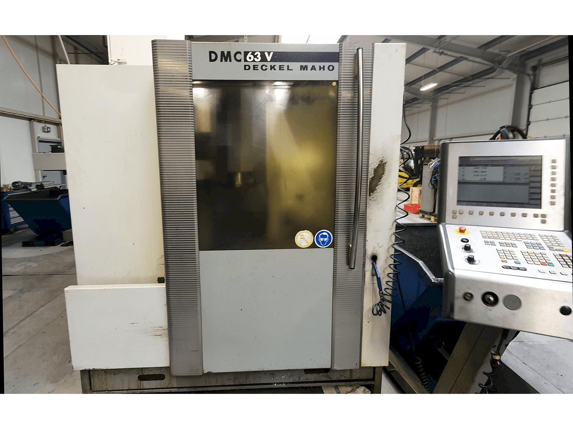 Vista Frontal da DECKEL MAHO DMC 63V máquina