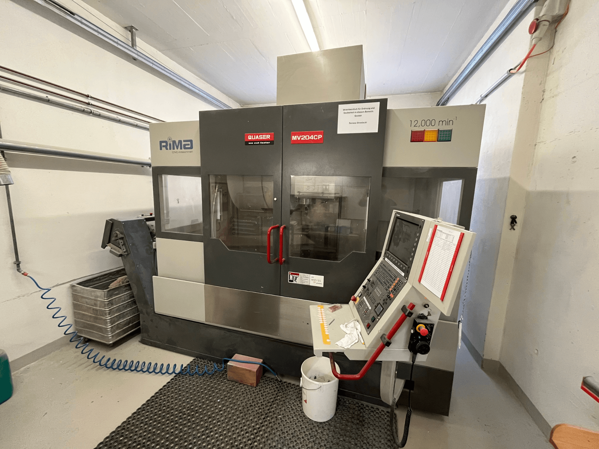 Centro de maquinação vertical Quaser MV-204 CP em vista frontal, mostrando o painel de controlo e os detalhes operacionais.