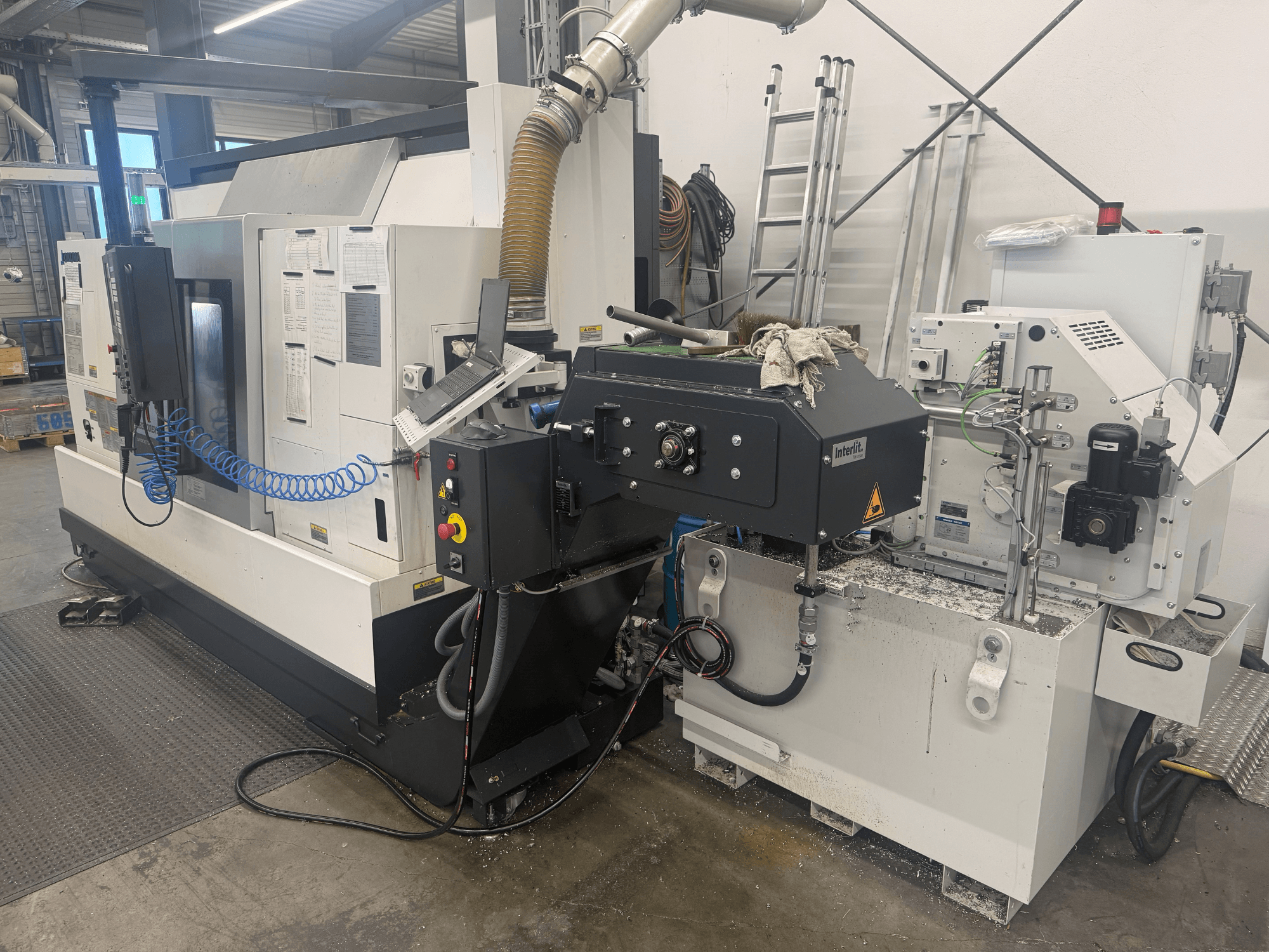 Okuma LB3000II-MYC 950, viradeira horizontal, vista frontal, mostrando o painel de controlo e o sistema de refrigeração.