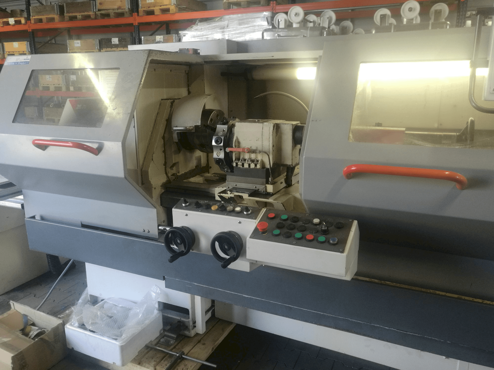 Vista Frontal da KOVOSVIT MAS MT 54 CNC máquina