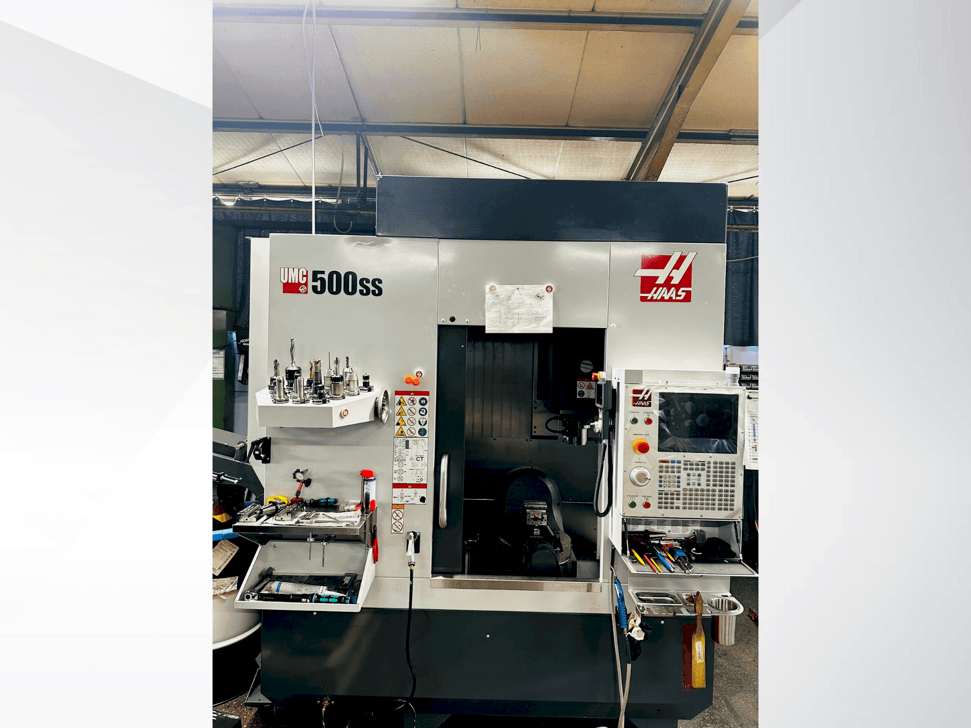Vista Frontal da HAAS UMC 500 SS máquina
