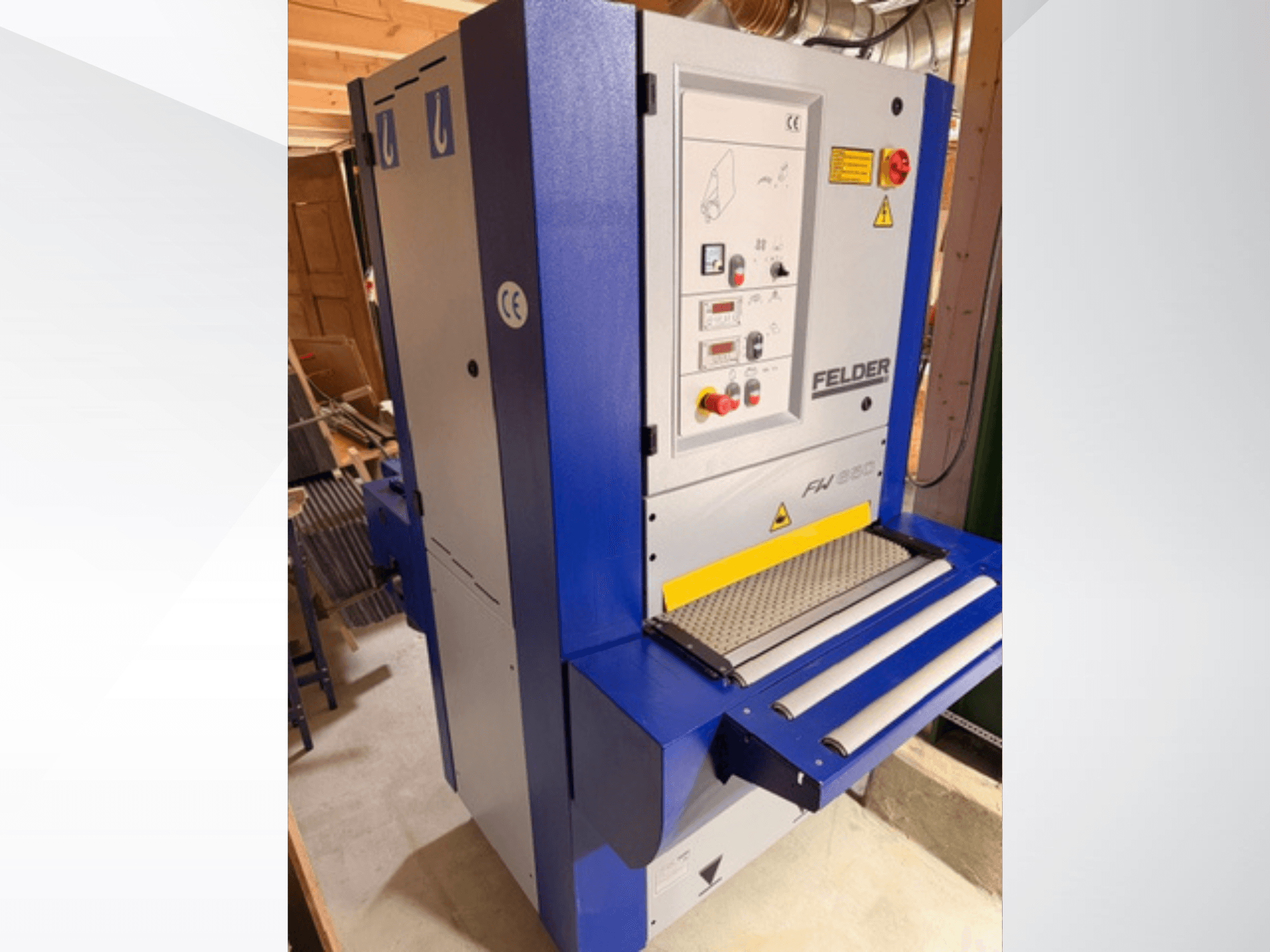Plaina Felder FH 930, vista frontal, com painel de controlo, caraterísticas de segurança e rolos de alimentação/saída visíveis.