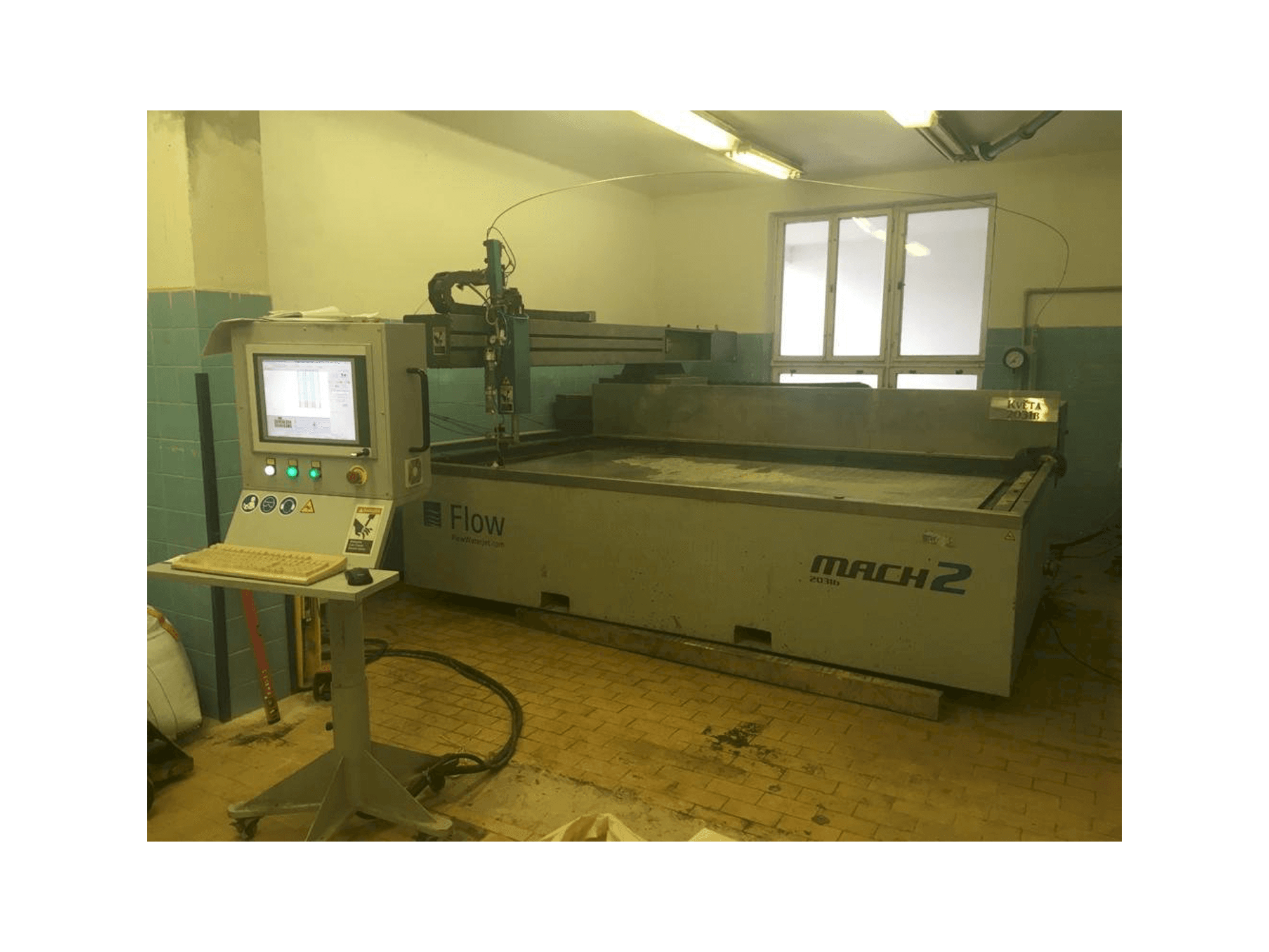Vista Frontal da Flow Mach 2-3120b máquina