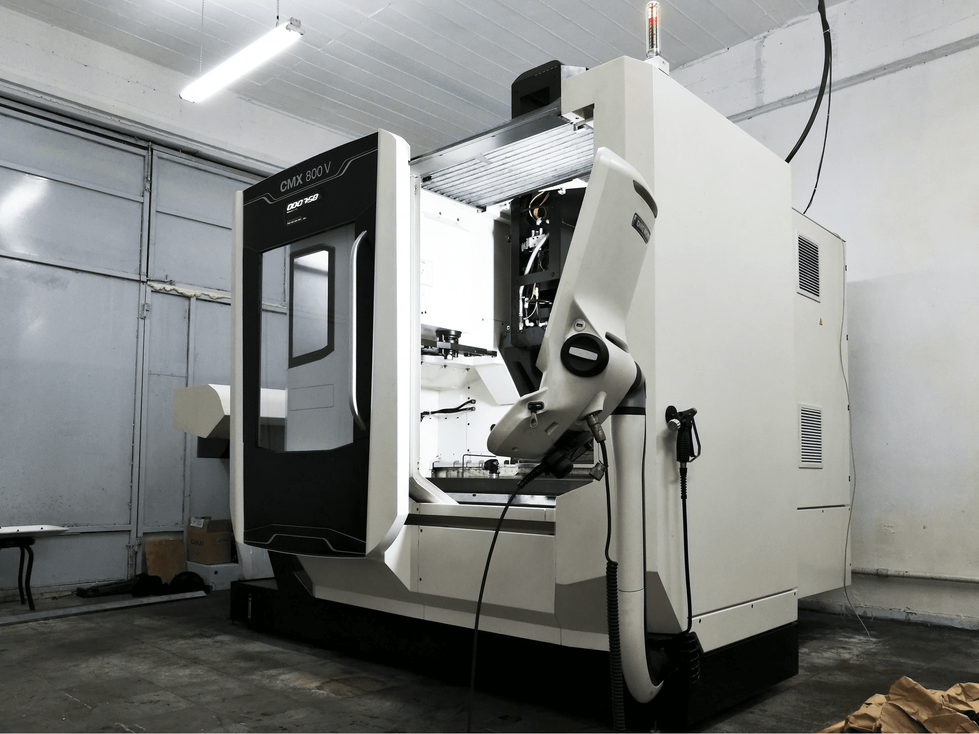 Vista Direita da DMG MORI CMX 800 V máquina