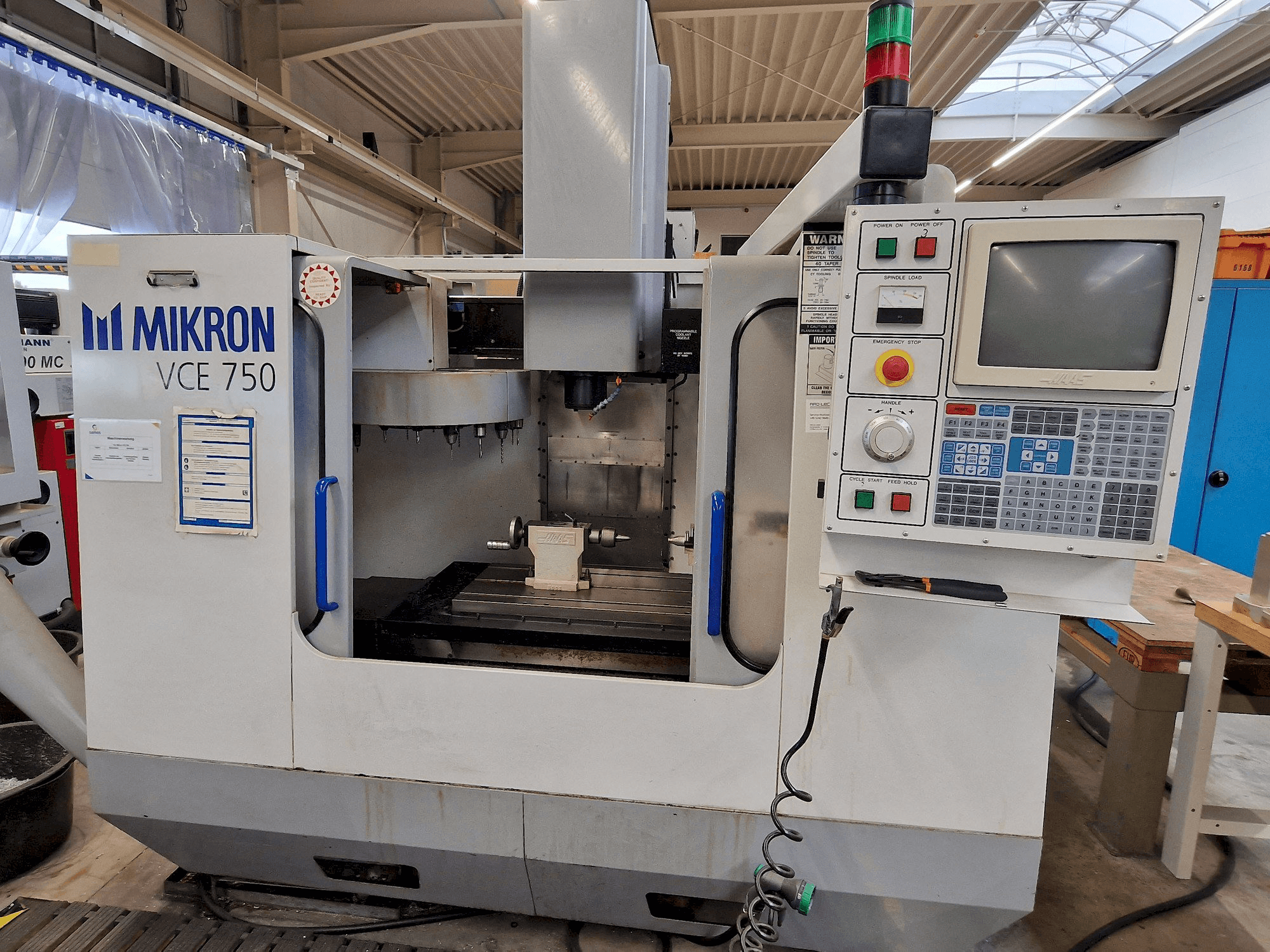 Vista Frontal da MIKRON Vce 750 máquina