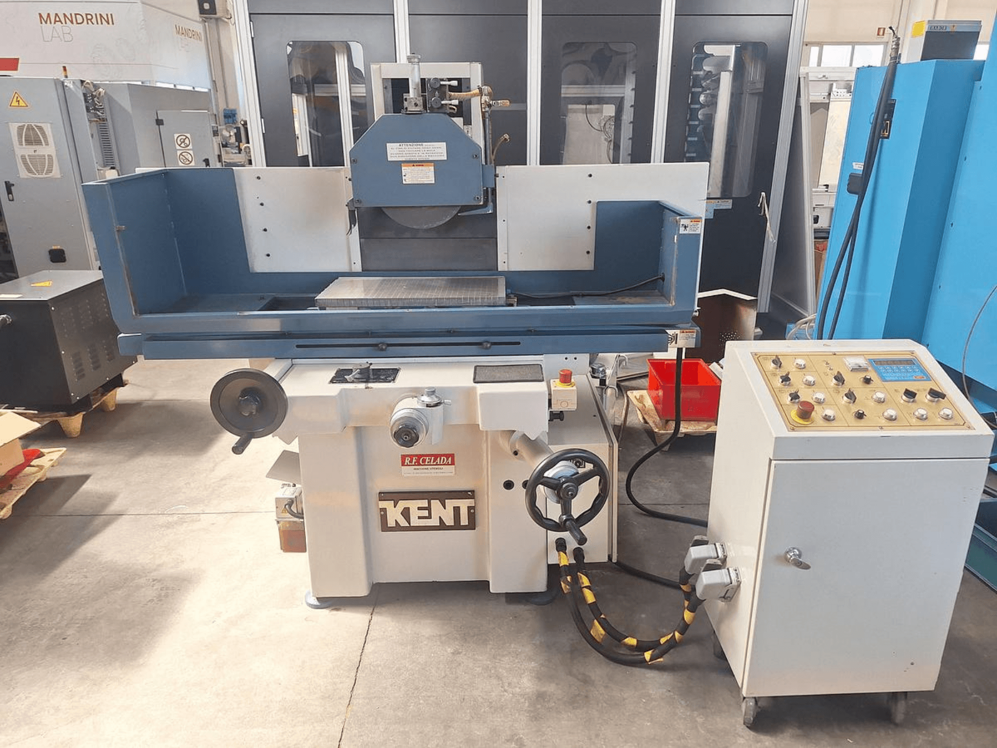 Retificadora de superfícies Kent KGS-63 SD vista de frente, apresentando o painel de controlo e a mesa de trabalho com o disco de retificação montado.