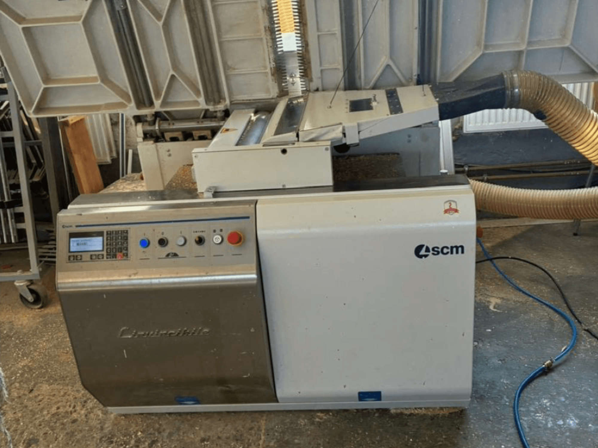 Máquina de aplicação de orlas SCM Centauro em vista frontal, mostrando o painel de controlo, a mangueira de aspiração e a área de trabalho aberta para aplicação de orlas.