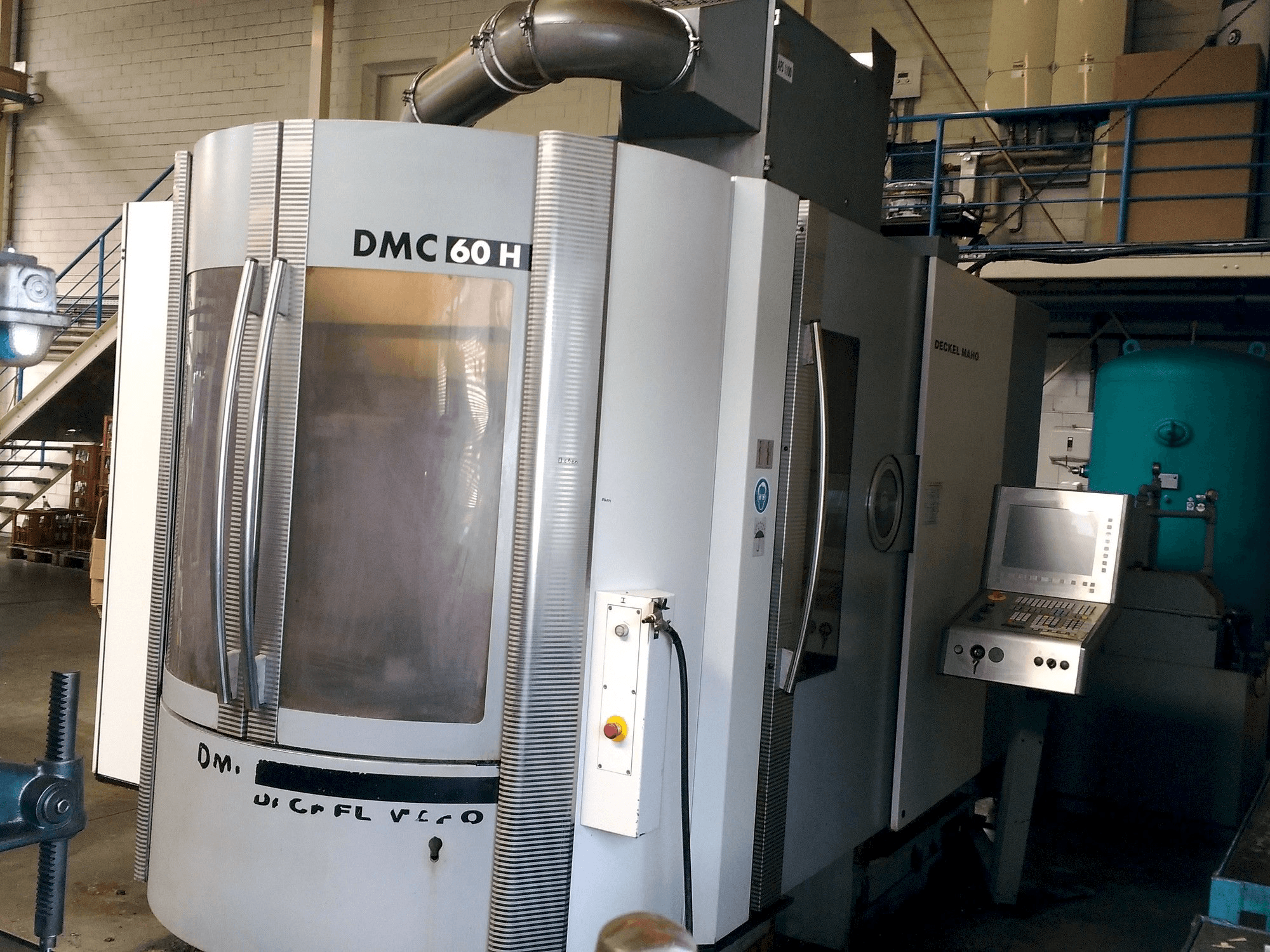 Vista Frontal da DECKEL MAHO DMC 60H hi-dyn máquina