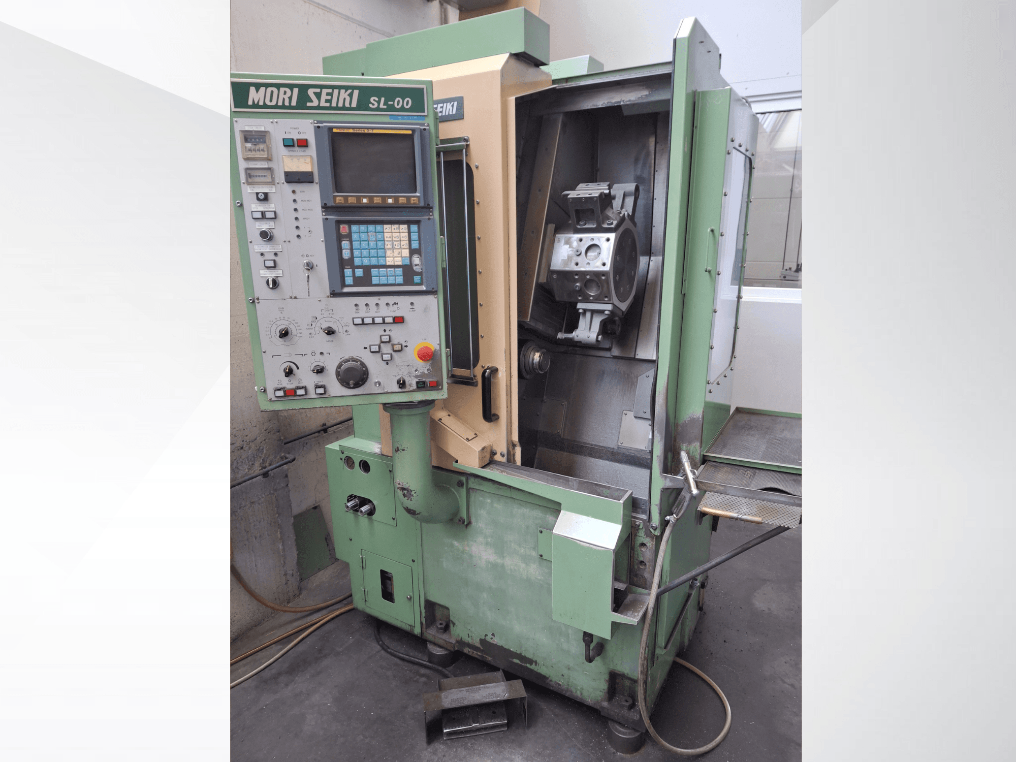 Máquina de torneamento horizontal DMG Mori Seiki SL-00, mostrando o painel de controlo e a vista frontal aberta da área de trabalho com uma peça de trabalho visível.