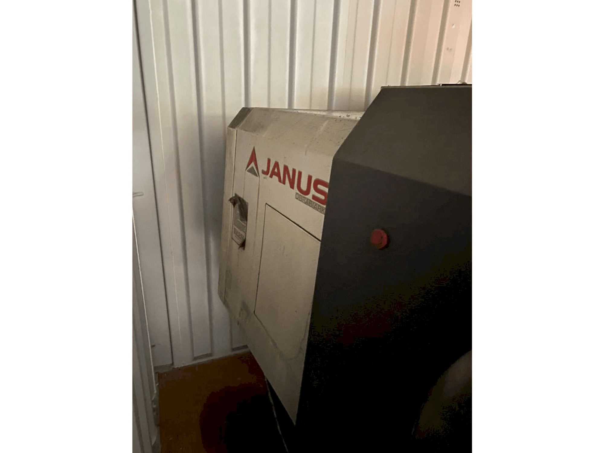Vista Frontal da JANUS TK610/1350 CNC máquina