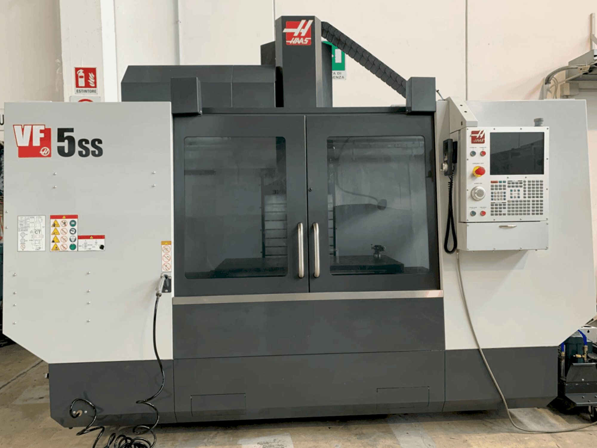 Vista Frontal da HAAS VF5SS máquina