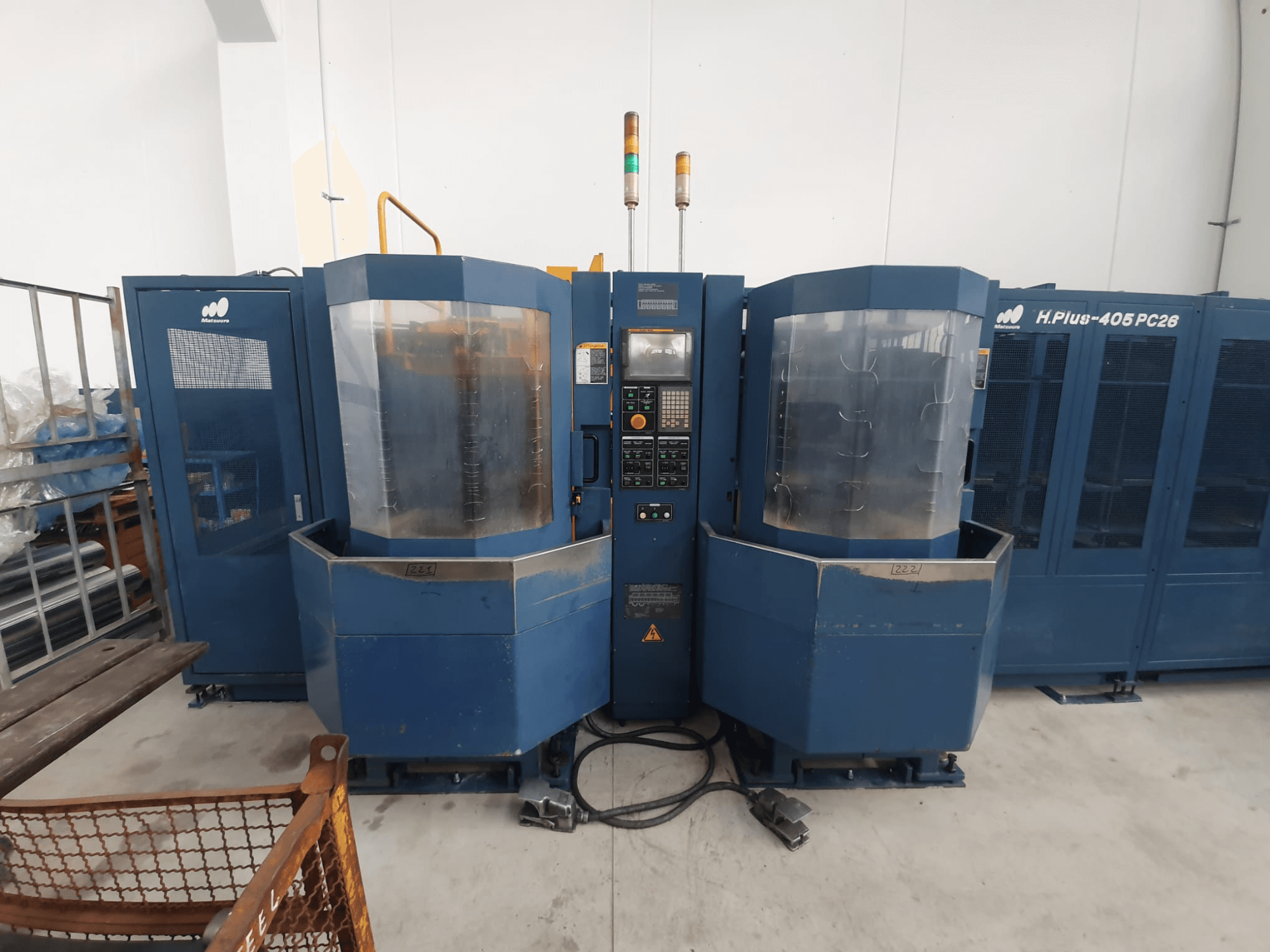 Máquina-ferramenta dupla H.Plus 406 PC26, vista frontal, com painel de controlo, caixa transparente e base da máquina ligada.
