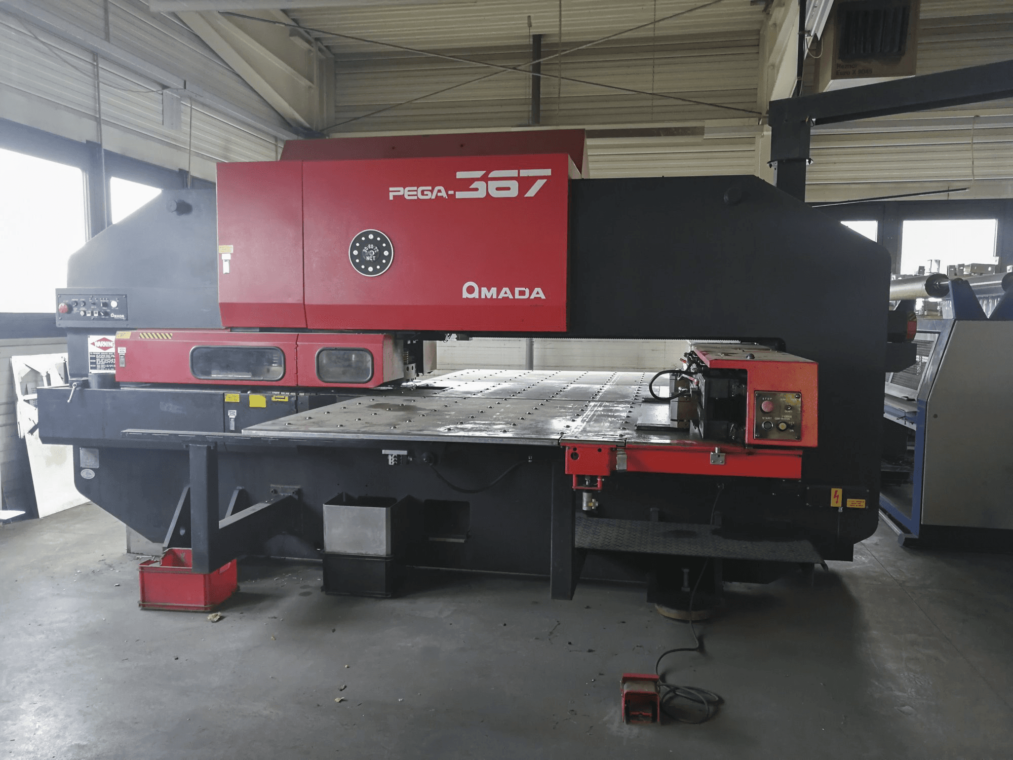 Vista Frontal da AMADA PEGA 367 máquina