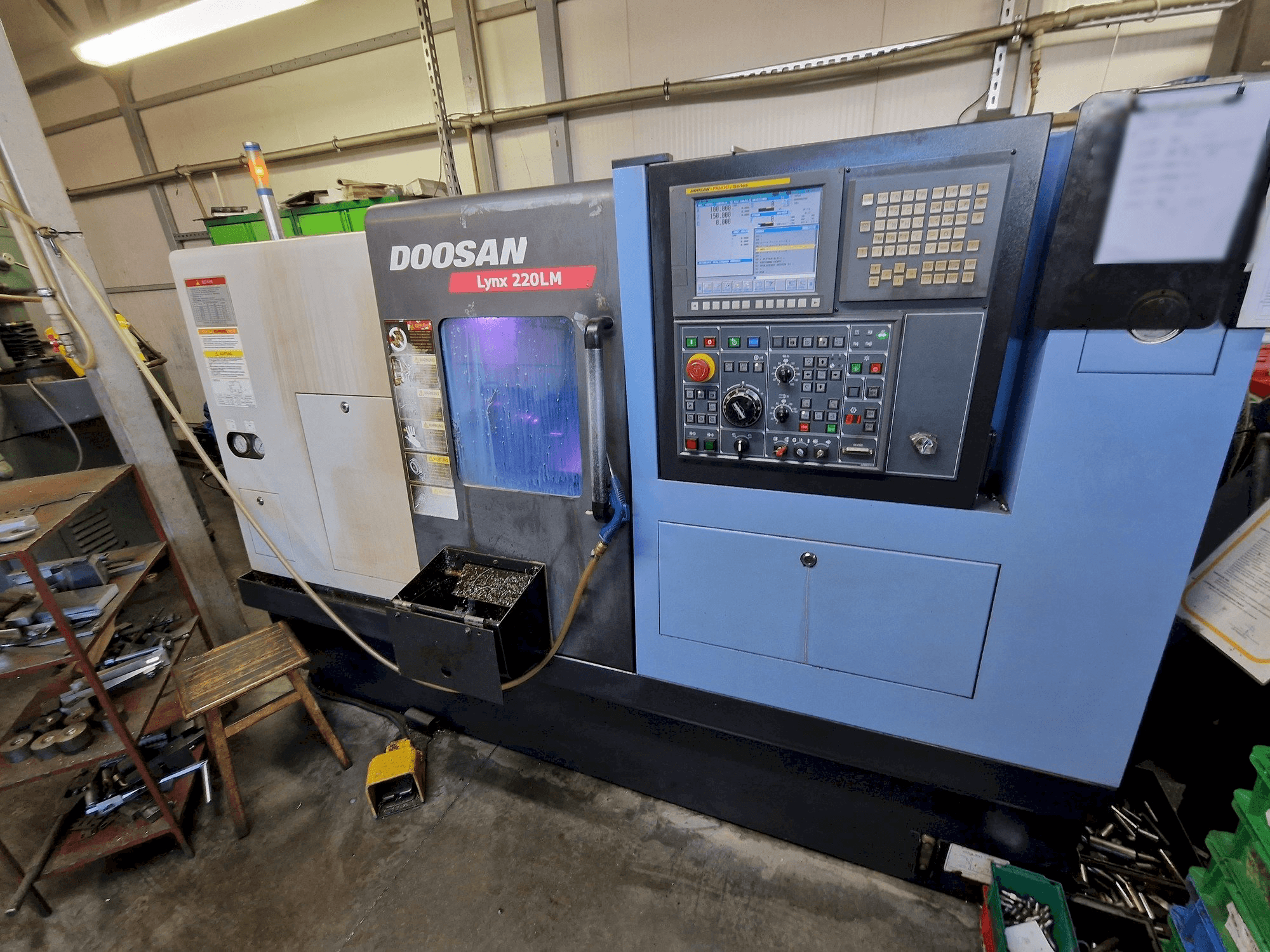 Vista Frontal da Doosan LYNX 220 LMC máquina