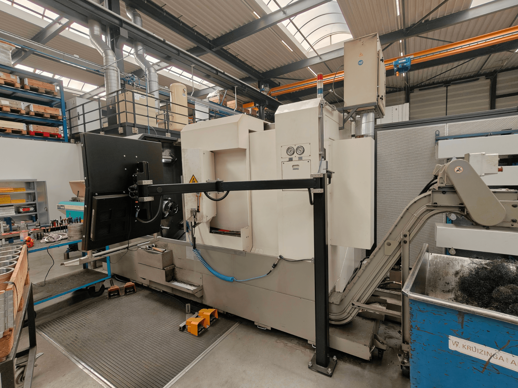 Torneiro horizontal Victor Vturn A26, vista lateral, com painel de controlo, transportador de aparas e espaço de trabalho industrial.