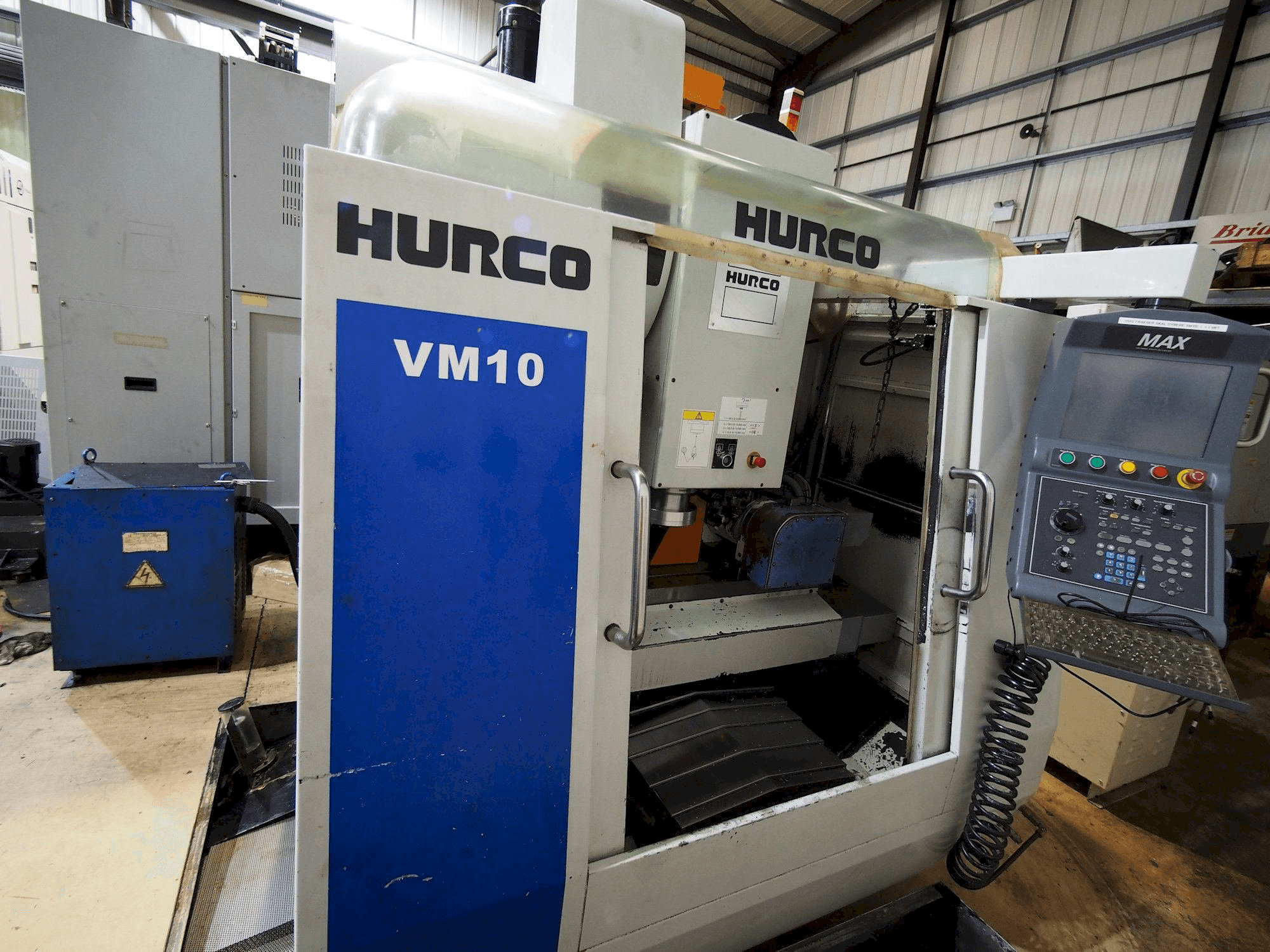 Vista Frontal da Hurco VM10 máquina