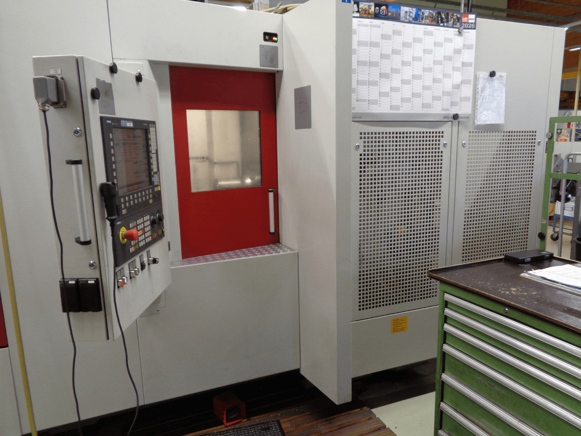 Centro de Maquinação Horizontal Starrag Heckert HEC 400 D, vista lateral, com painel de controlo e porta de acesso com acabamento vermelho.