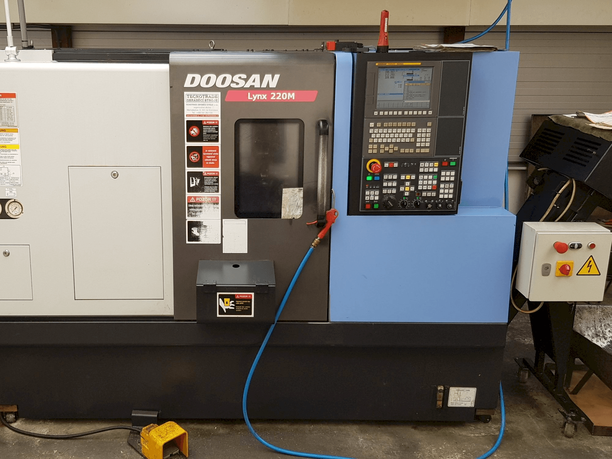 Vista Frontal da Doosan Lynx 220 MA máquina