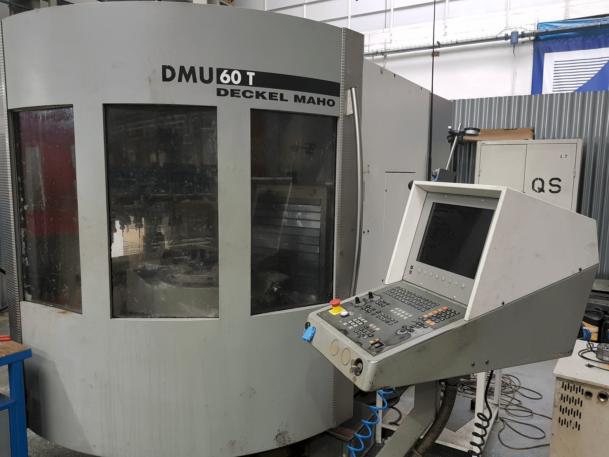 Vista Frontal da DECKEL MAHO DMU 60T máquina