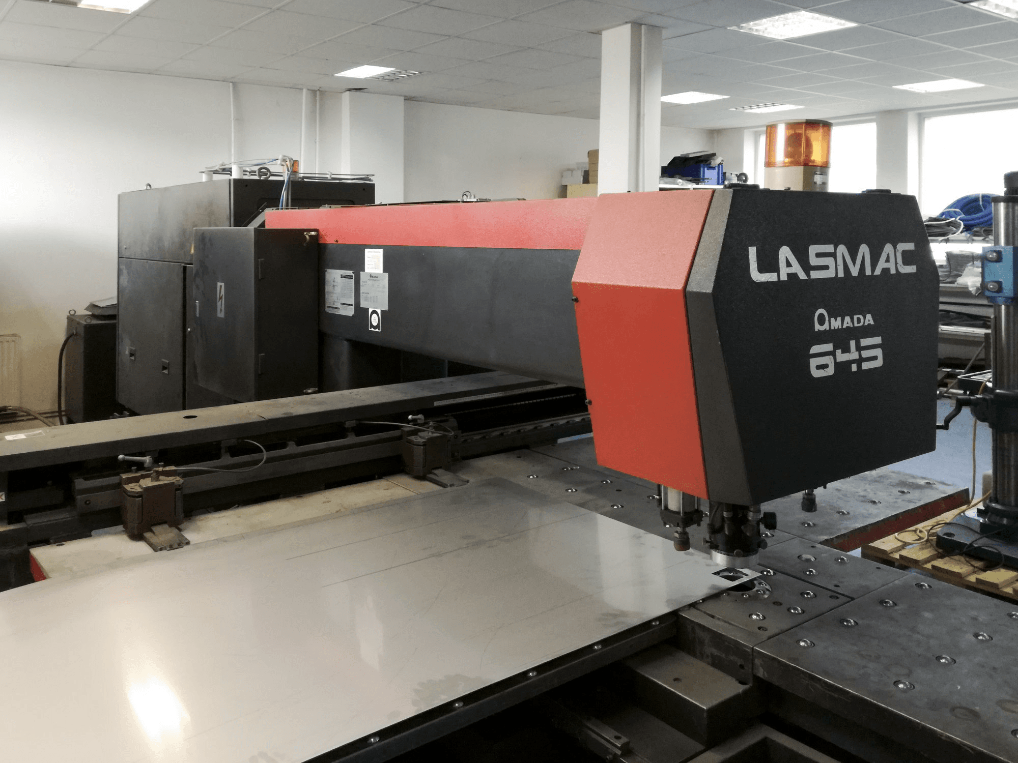 Vista Esquerda da AMADA LCE 645 máquina