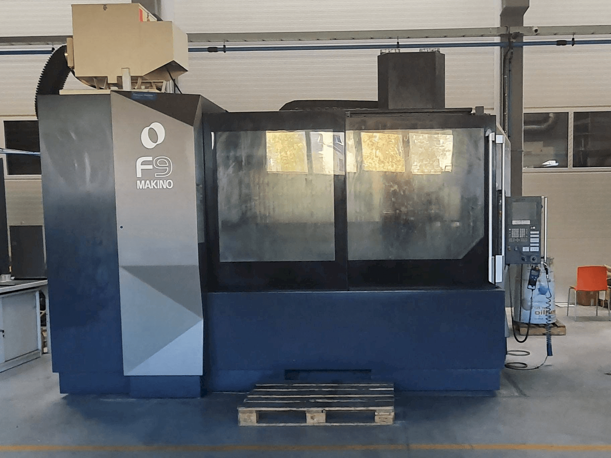Vista Frontal da Makino F9 máquina