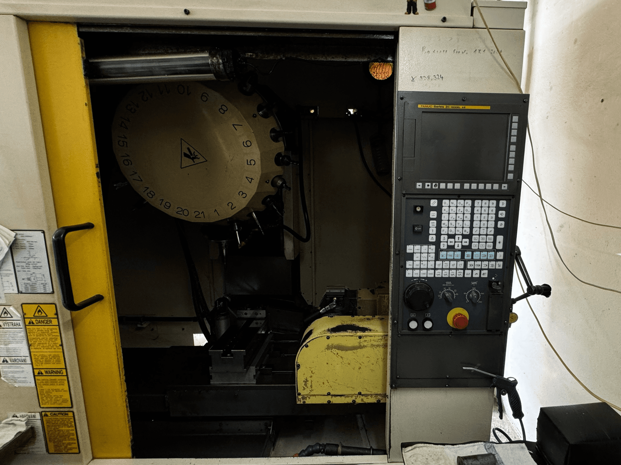 Centro de maquinação vertical FANUC Robodrill alpha-T21iFL, vista frontal mostrando o painel de controlo e o depósito de ferramentas.