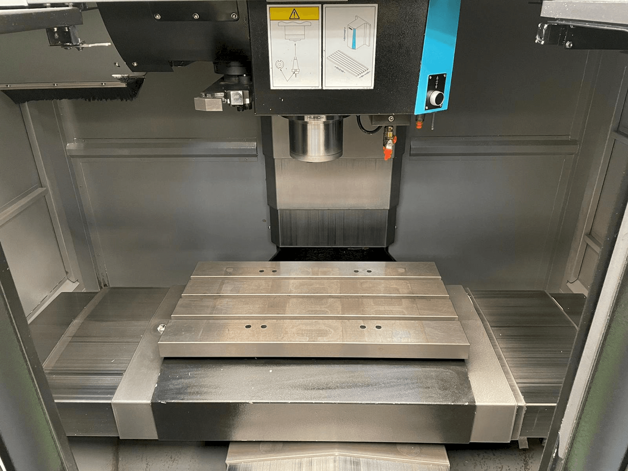 Vista Frontal da Hurco VM 10i máquina